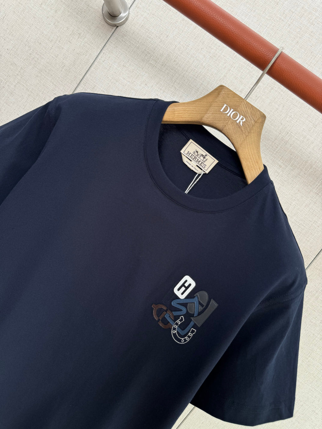 Hermès Dunkelblaues Logo-T-Shirt