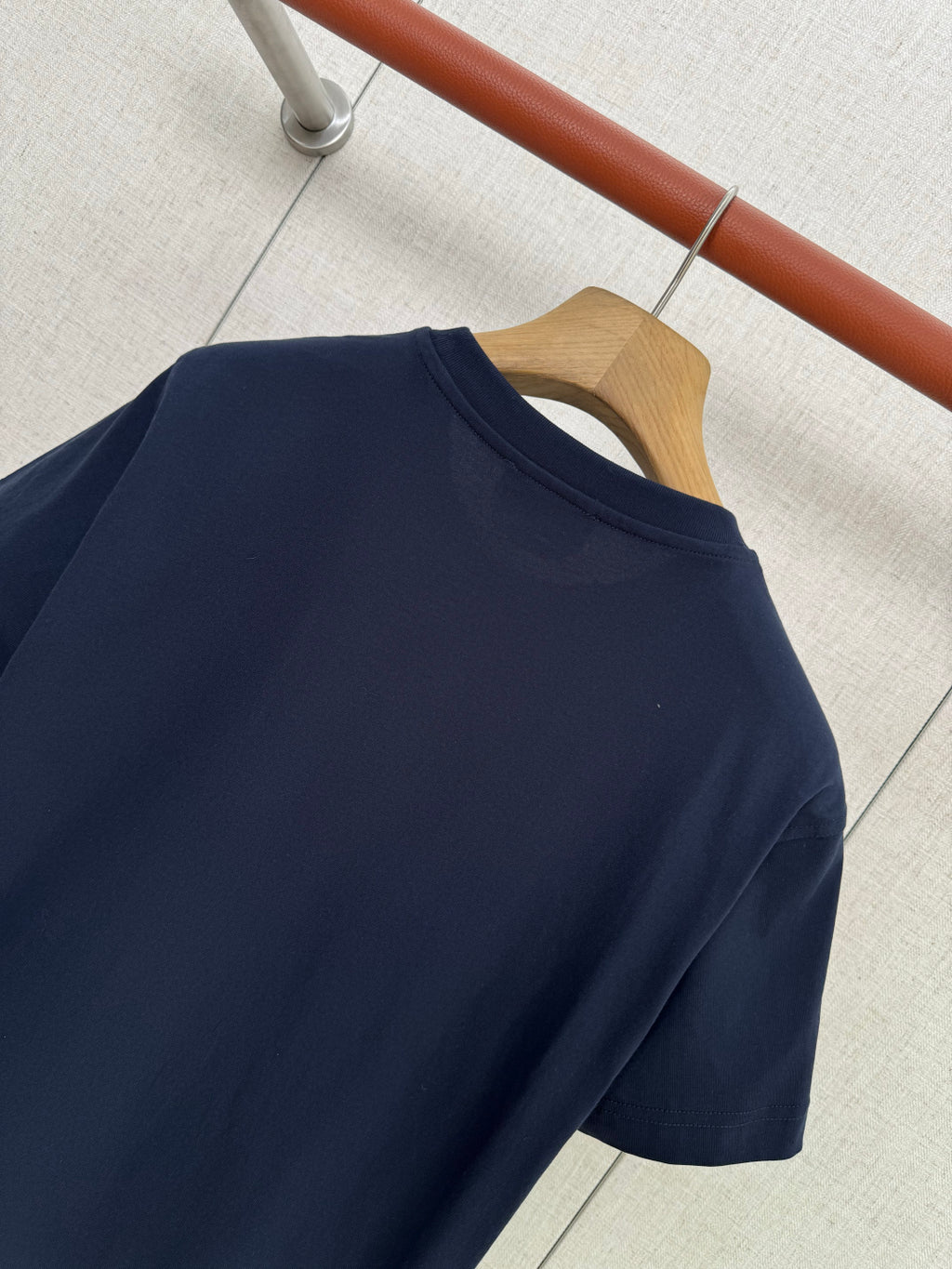 Hermès Dunkelblaues Logo-T-Shirt