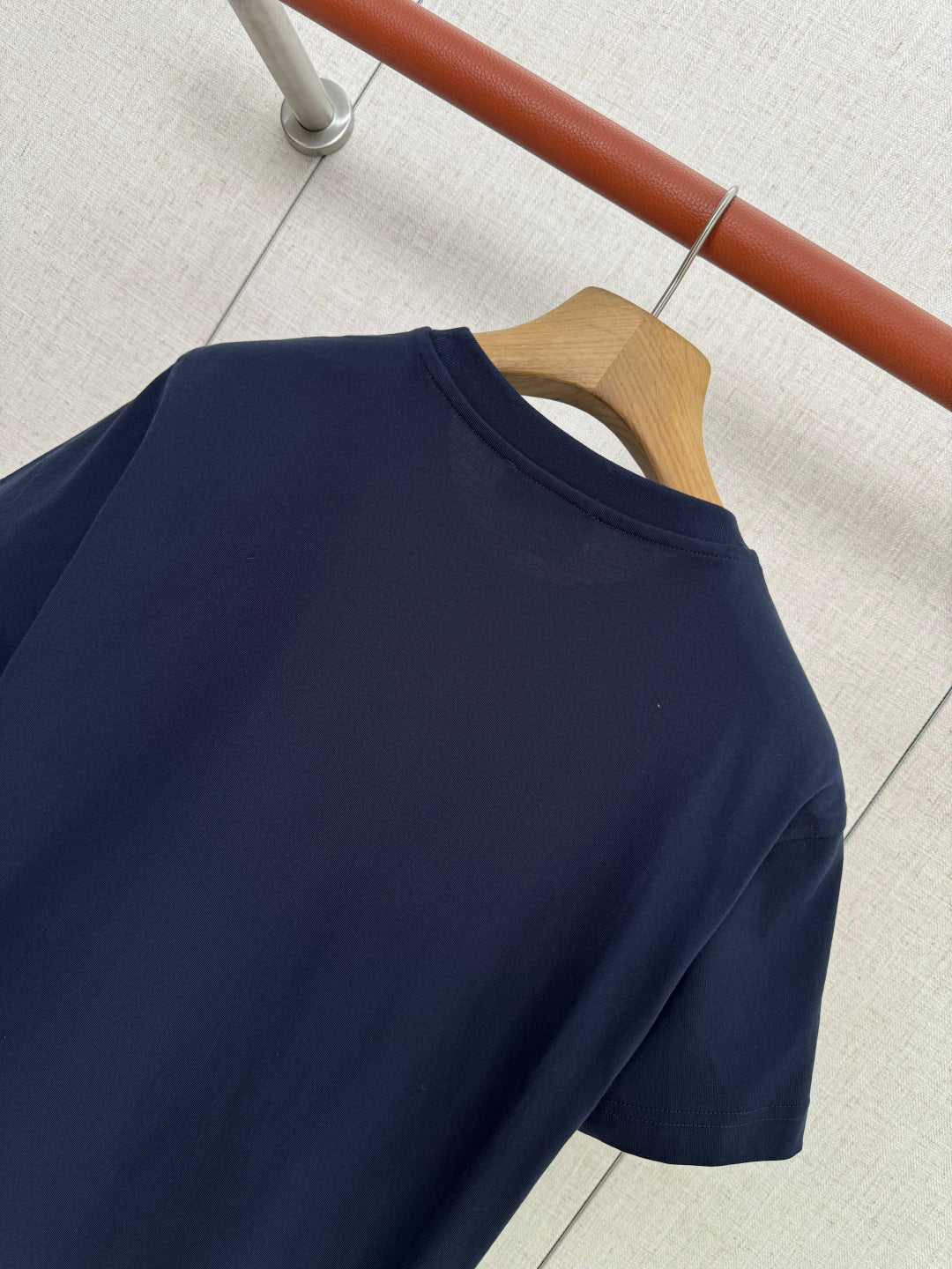 Hermès Dunkelblaues Logo-T-Shirt