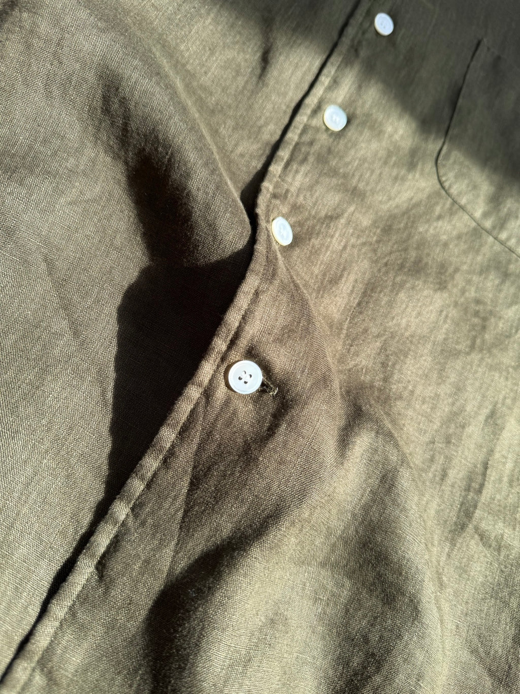 Herren Hemd aus Leinen in Dunkeloliv Leicht, Atmungsaktiv & Zeitlos