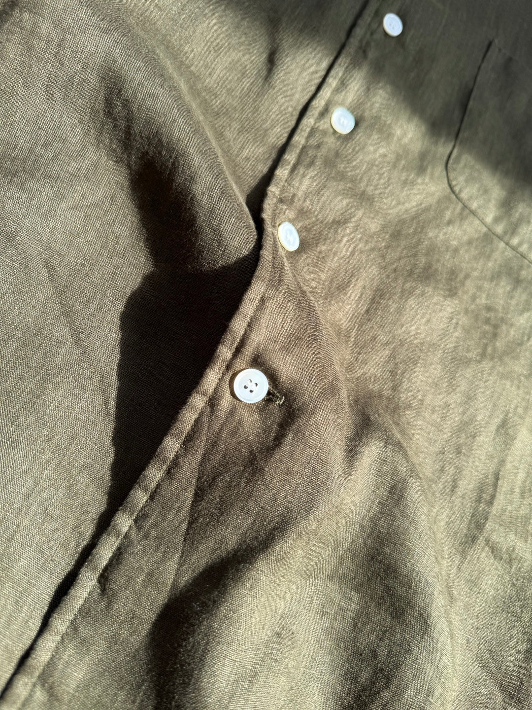 Herren Hemd aus Leinen in Dunkeloliv Leicht, Atmungsaktiv & Zeitlos