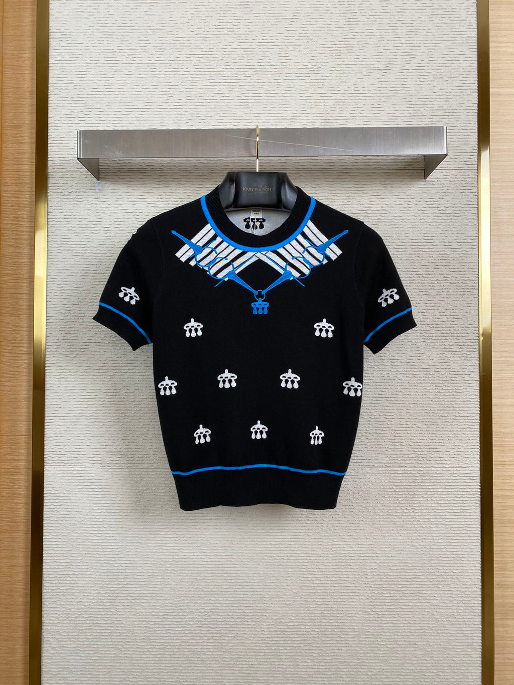 Schwarzer Kurzarm-Strickpullover mit blauem Akzent & Allover-Muster – Damen