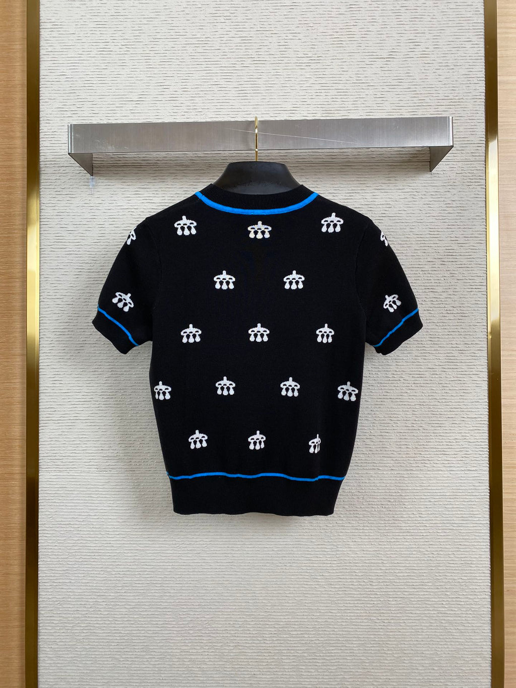 Schwarzer Kurzarm-Strickpullover mit blauem Akzent & Allover-Muster – Damen