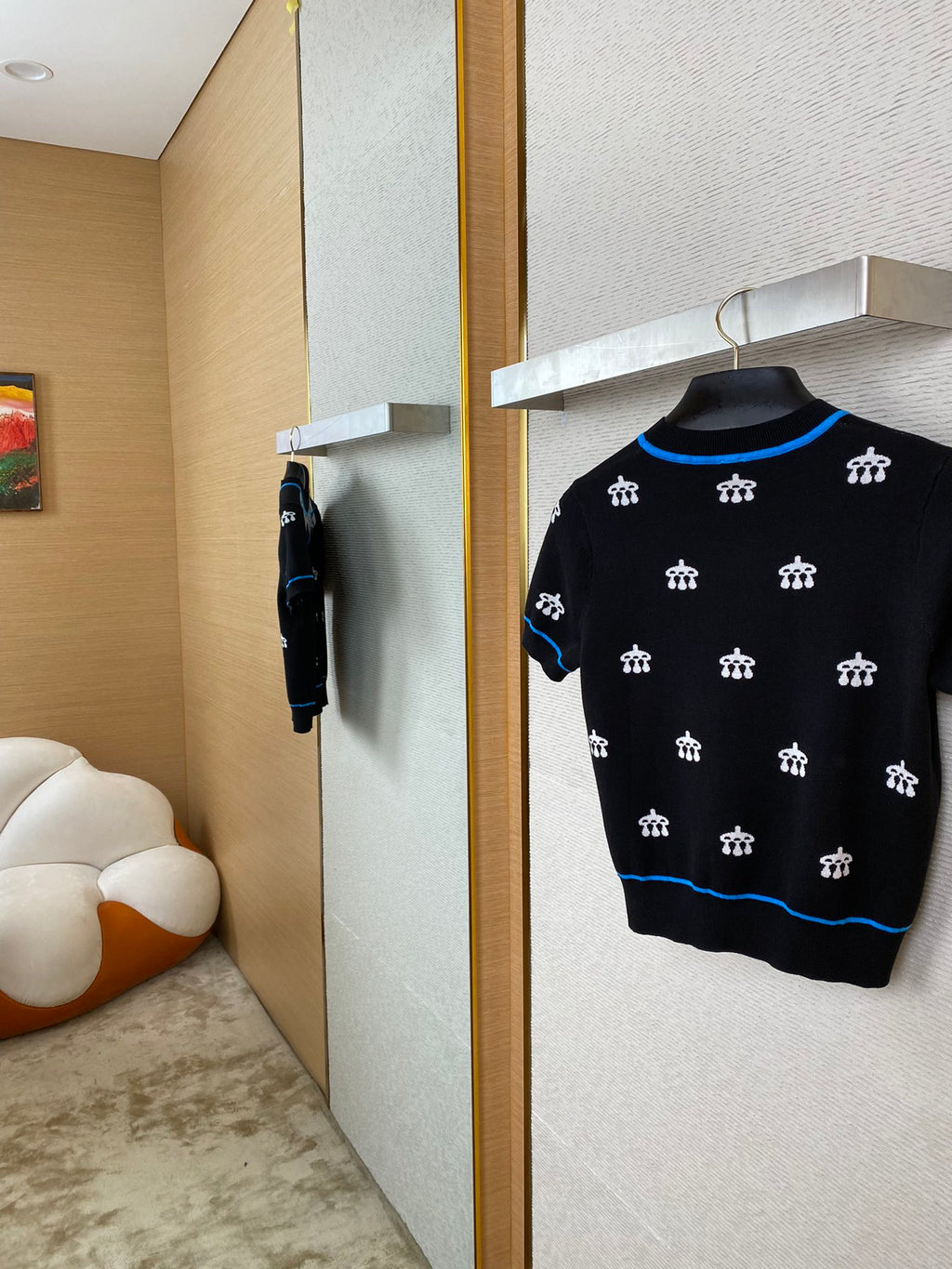 Schwarzer Kurzarm-Strickpullover mit blauem Akzent & Allover-Muster – Damen