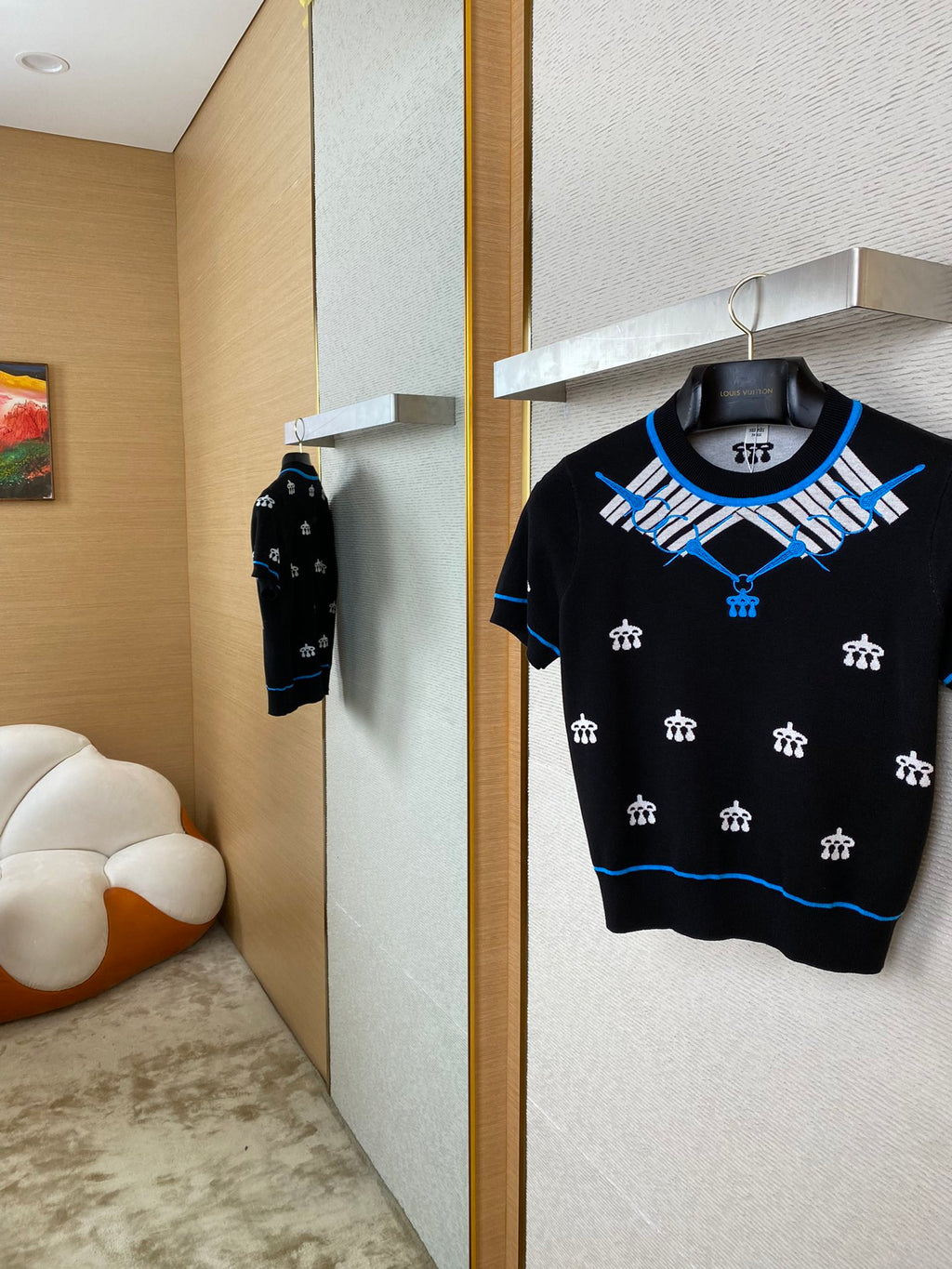 Schwarzer Kurzarm-Strickpullover mit blauem Akzent & Allover-Muster – Damen