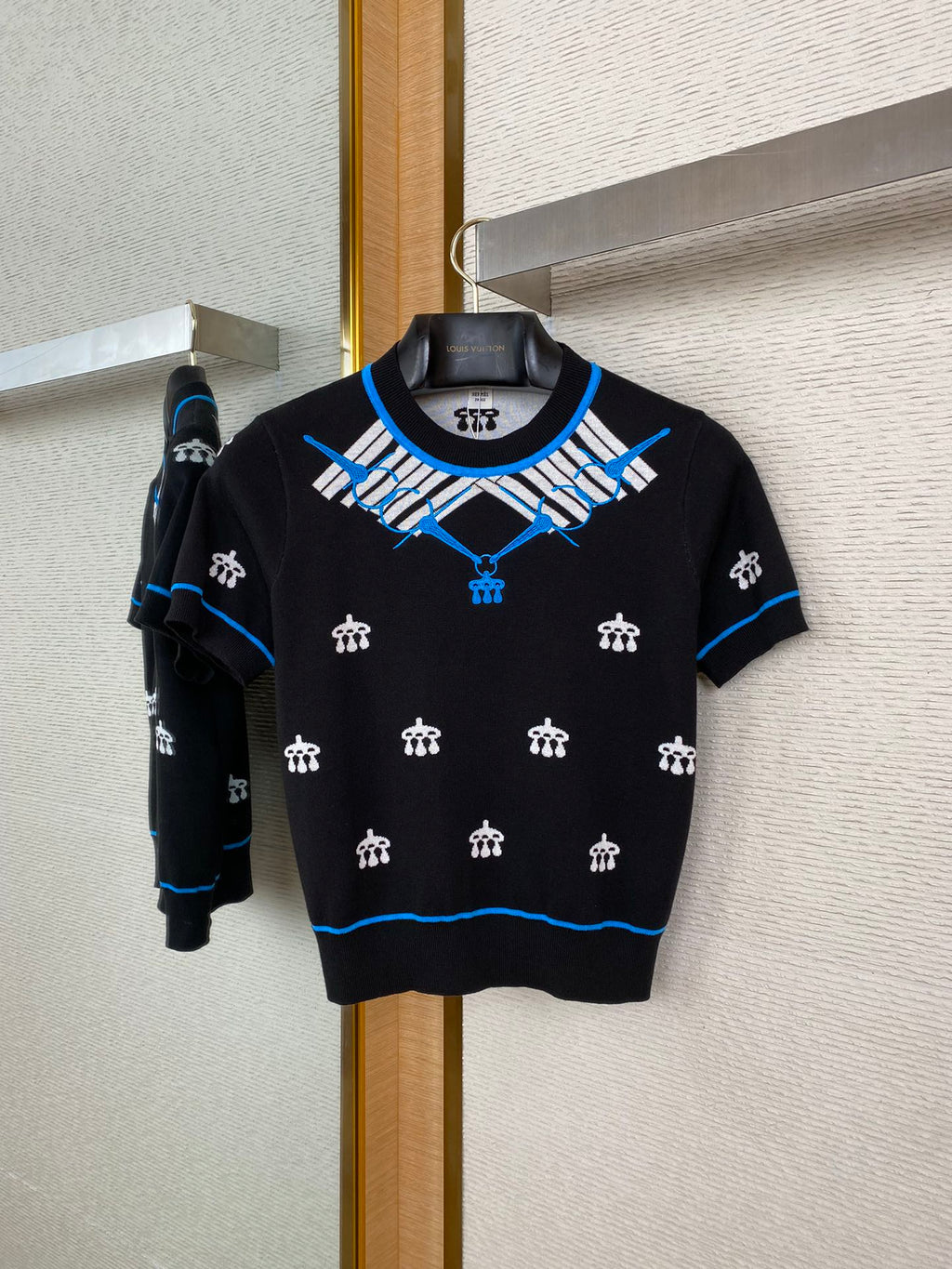 Schwarzer Kurzarm-Strickpullover mit blauem Akzent & Allover-Muster – Damen