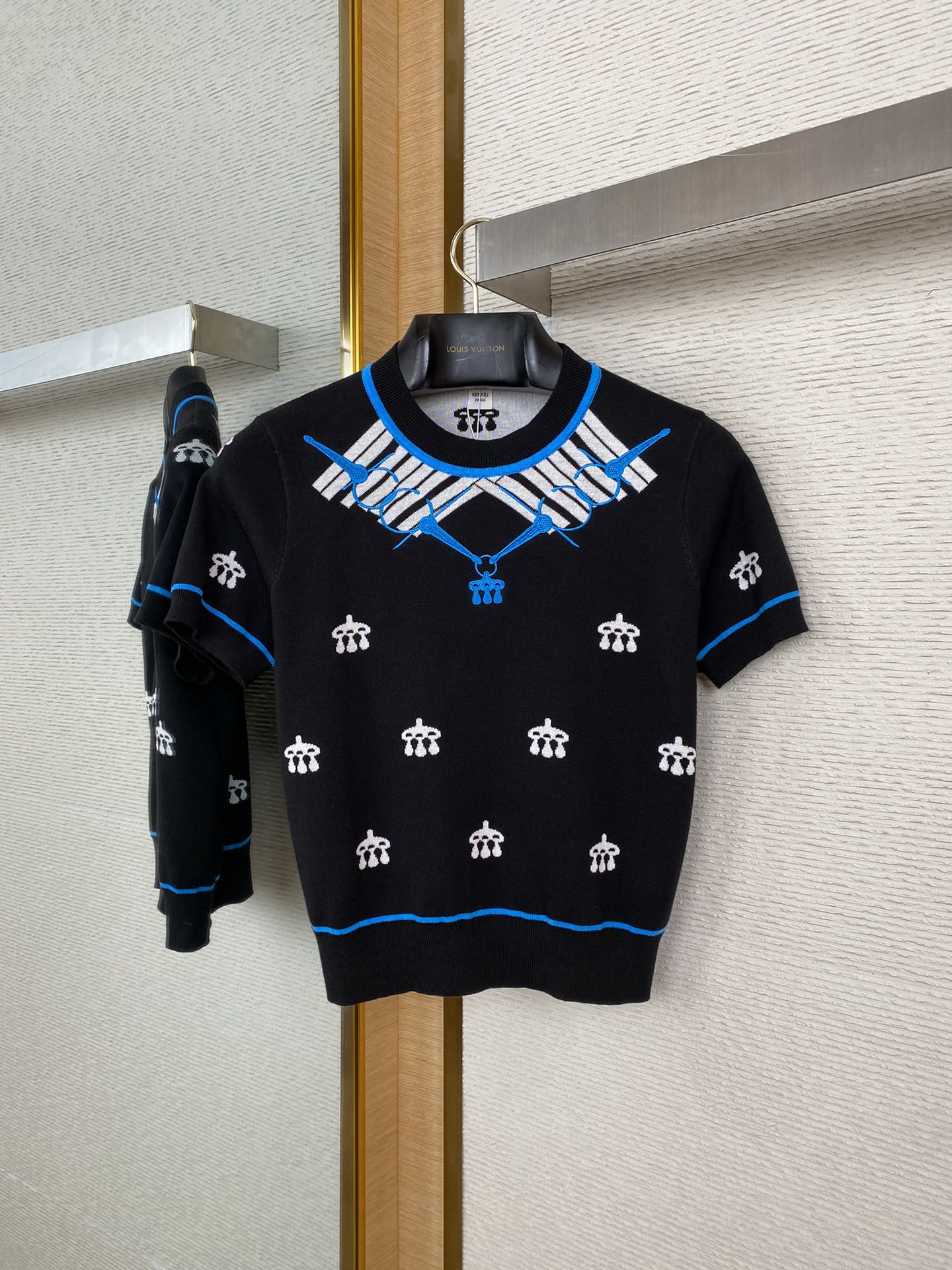 Schwarzer Kurzarm-Strickpullover mit blauem Akzent & Allover-Muster – Damen