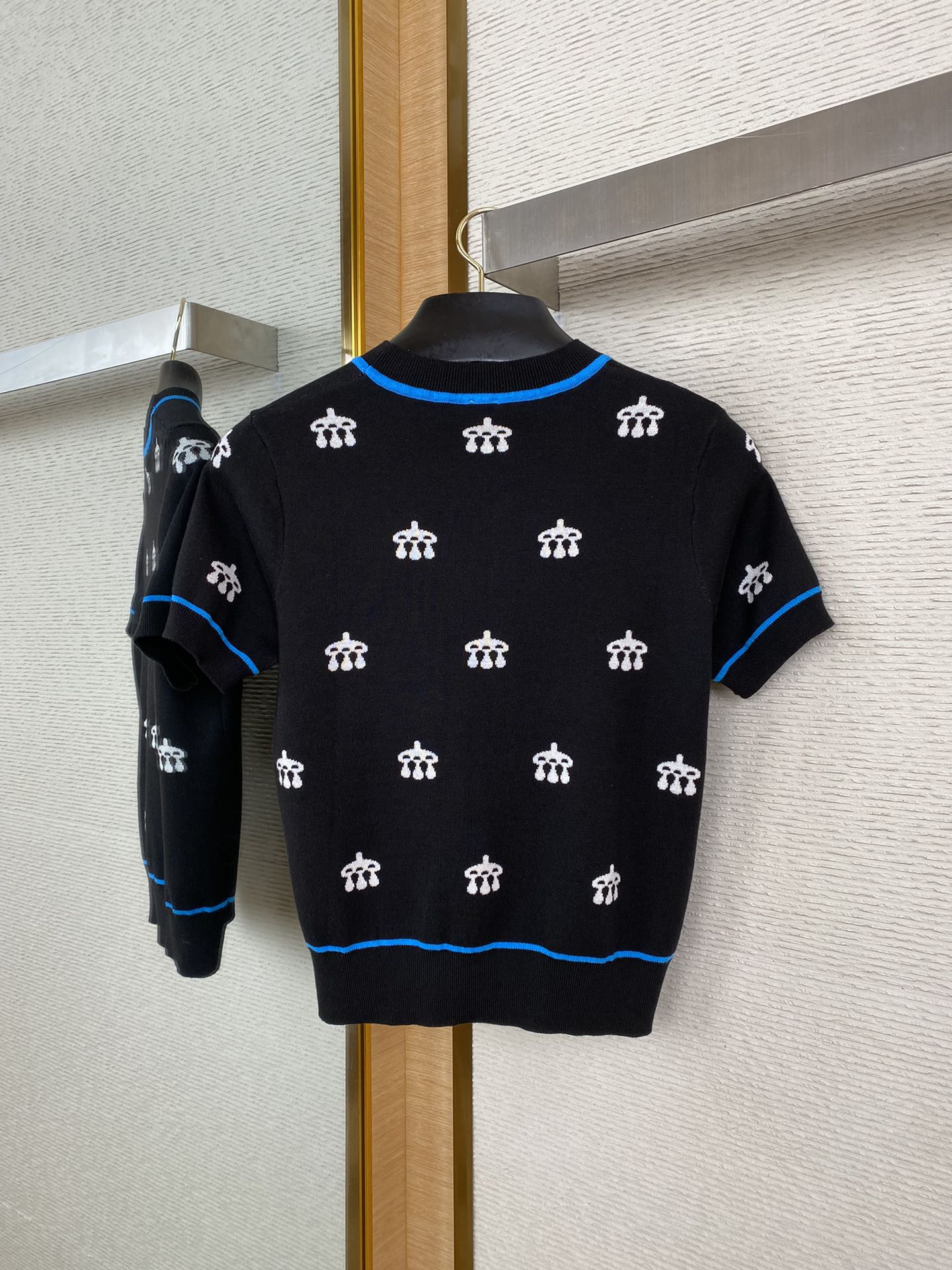 Schwarzer Kurzarm-Strickpullover mit blauem Akzent & Allover-Muster – Damen