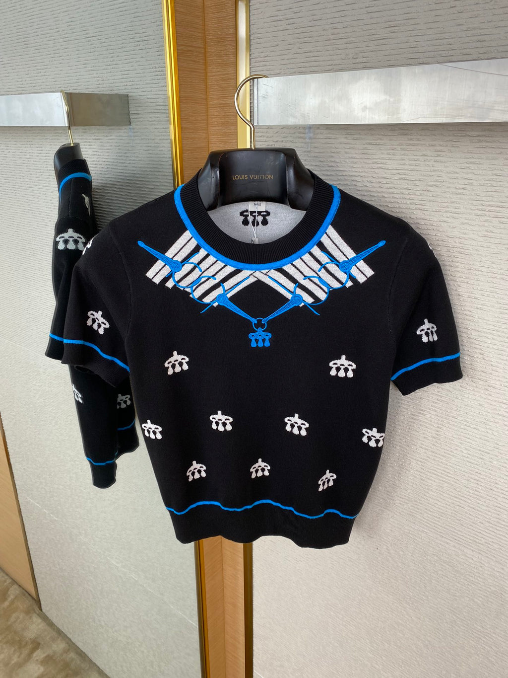 Schwarzer Kurzarm-Strickpullover mit blauem Akzent & Allover-Muster – Damen