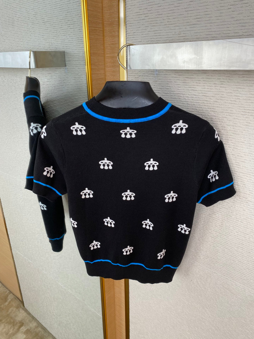 Schwarzer Kurzarm-Strickpullover mit blauem Akzent & Allover-Muster – Damen