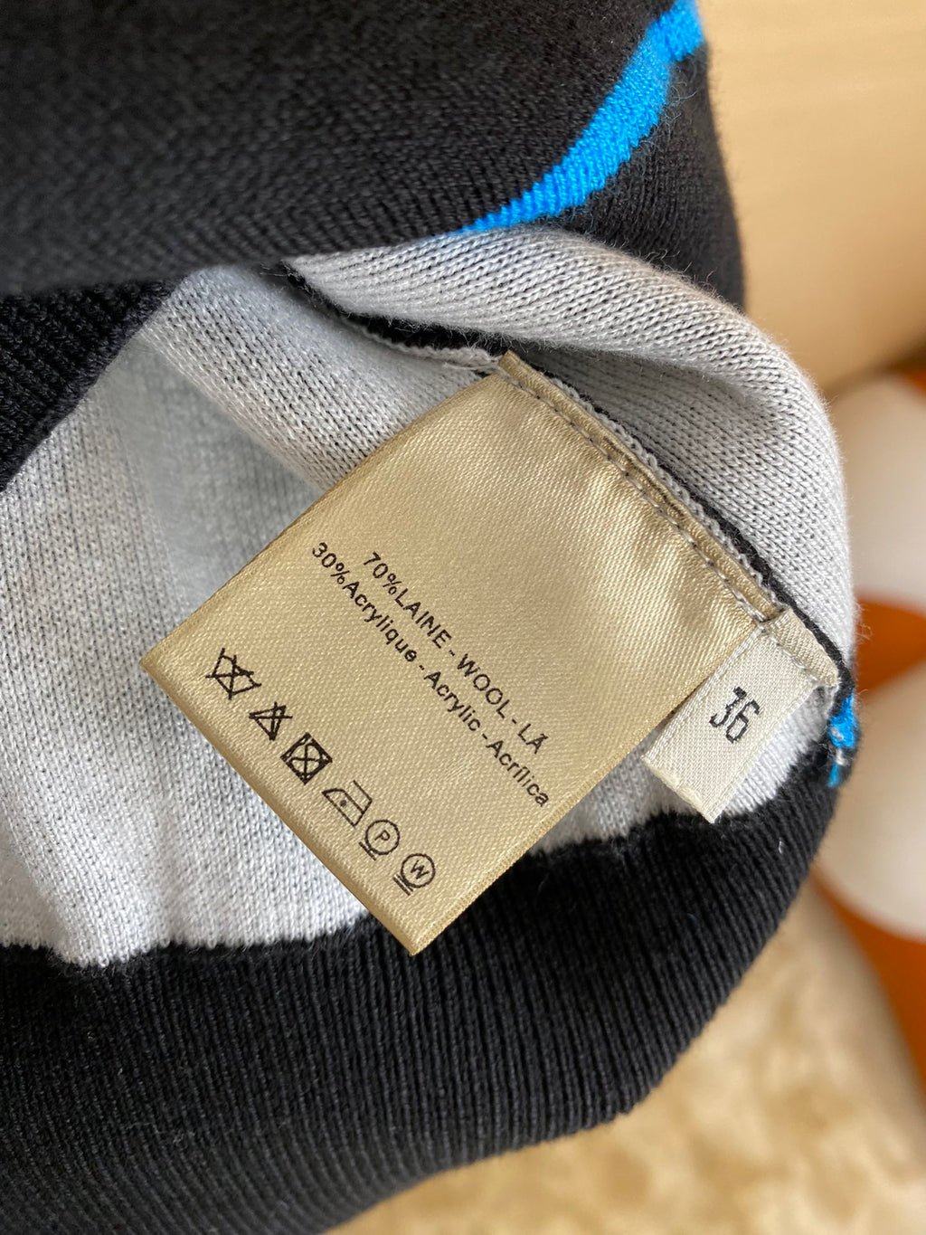 Schwarzer Kurzarm-Strickpullover mit blauem Akzent & Allover-Muster – Damen