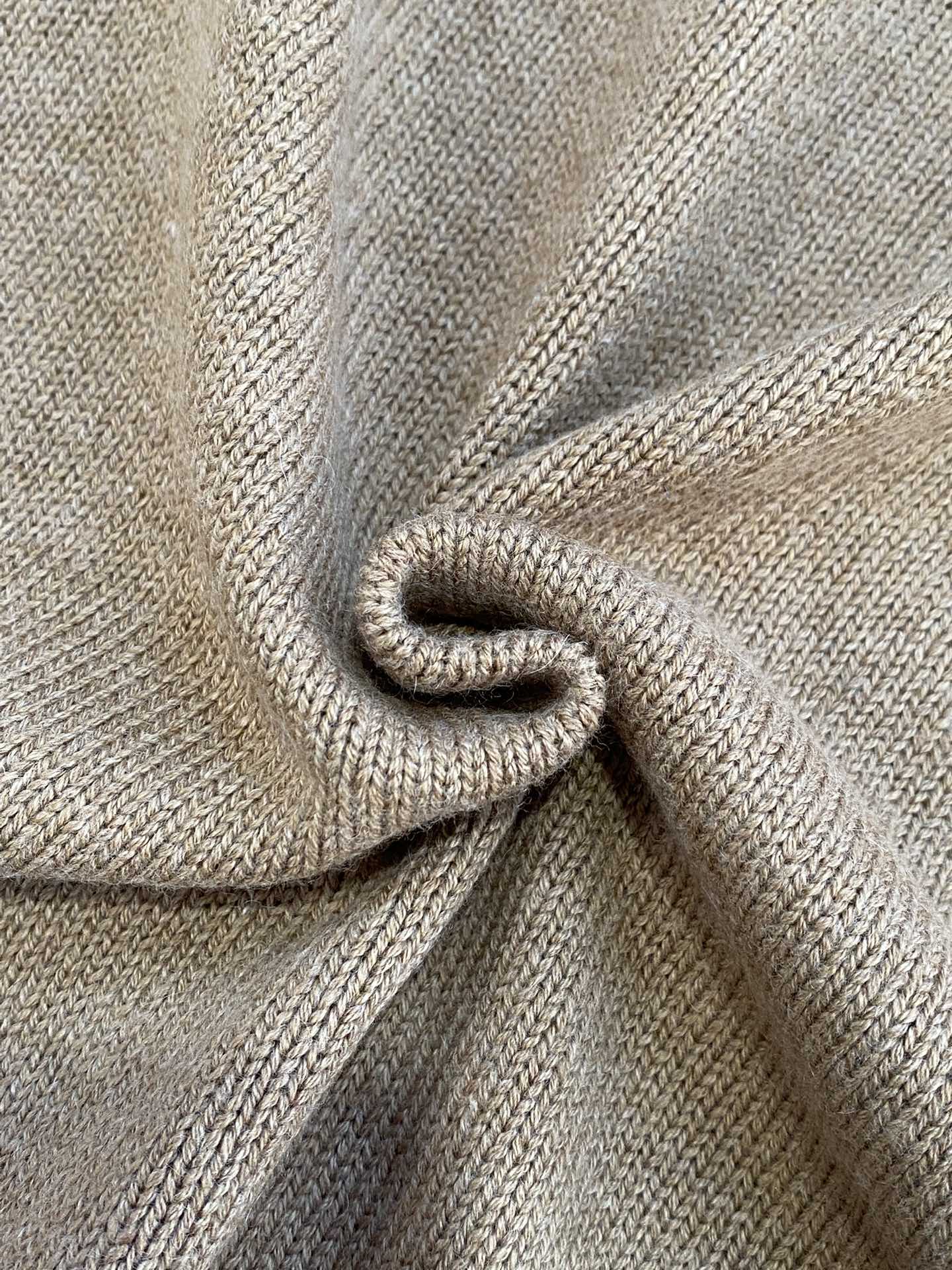 THE ROW Beiger Feinstrickpullover Zeitlose Eleganz & Weicher Premium-Komfort