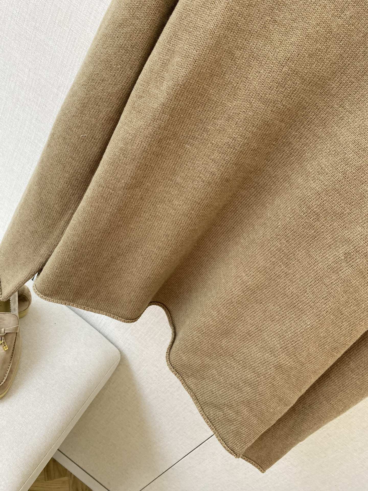 THE ROW Beiger Feinstrickpullover Zeitlose Eleganz & Weicher Premium-Komfort