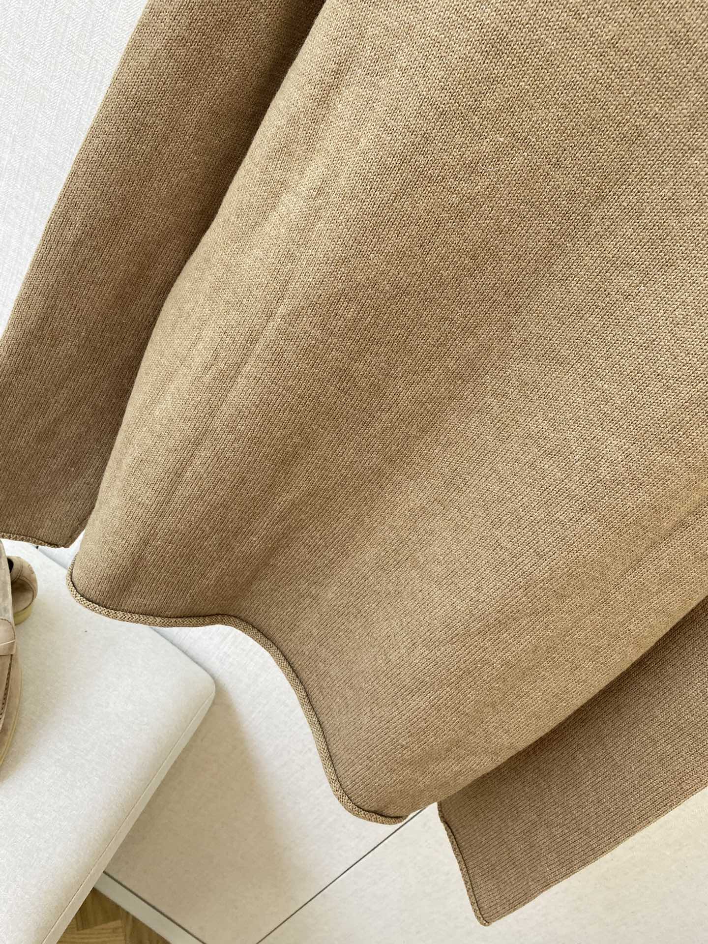 THE ROW Beiger Feinstrickpullover Zeitlose Eleganz & Weicher Premium-Komfort