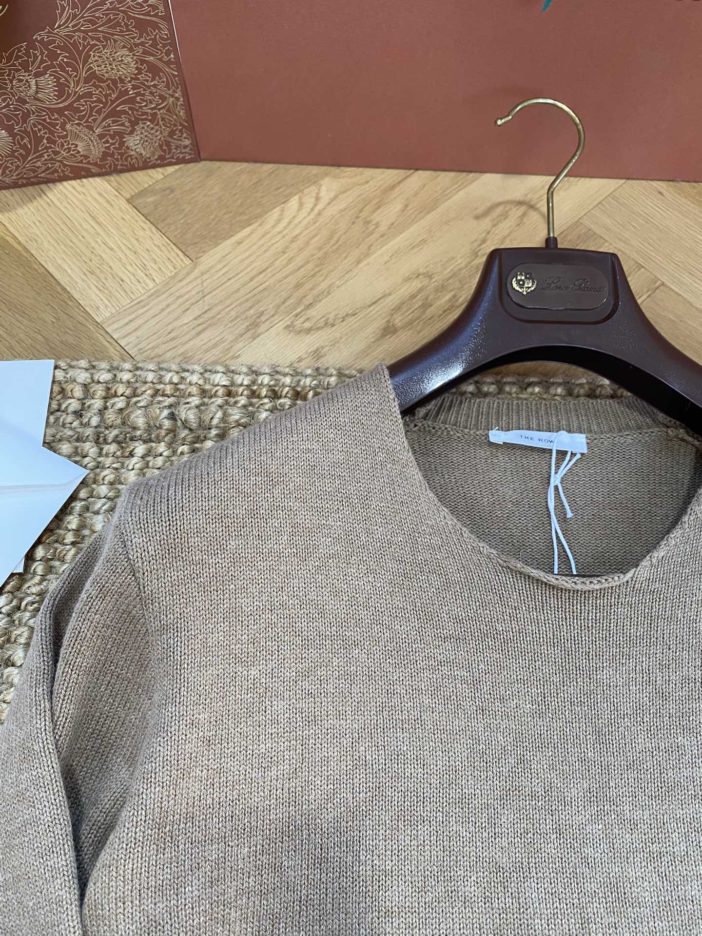 THE ROW Beiger Feinstrickpullover Zeitlose Eleganz & Weicher Premium-Komfort