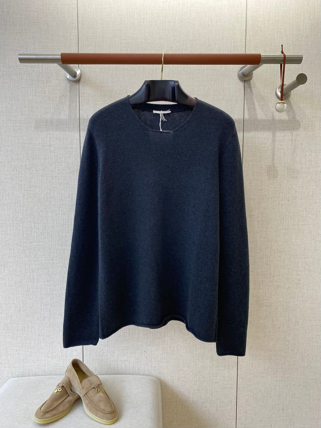 THE ROW Dunkelblauer Feinstrickpullover Zeitloser Minimalismus & Weicher Komfort