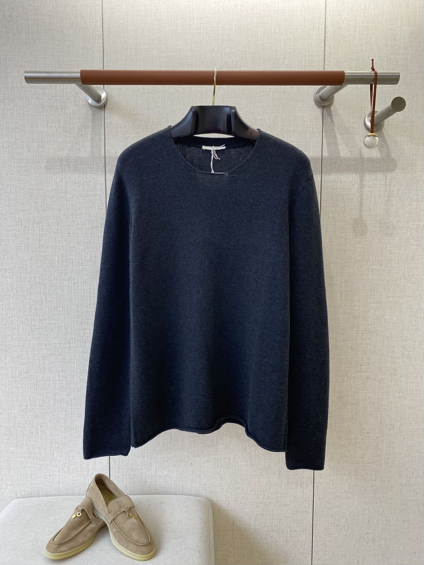 THE ROW Dunkelblauer Feinstrickpullover Zeitloser Minimalismus & Weicher Komfort