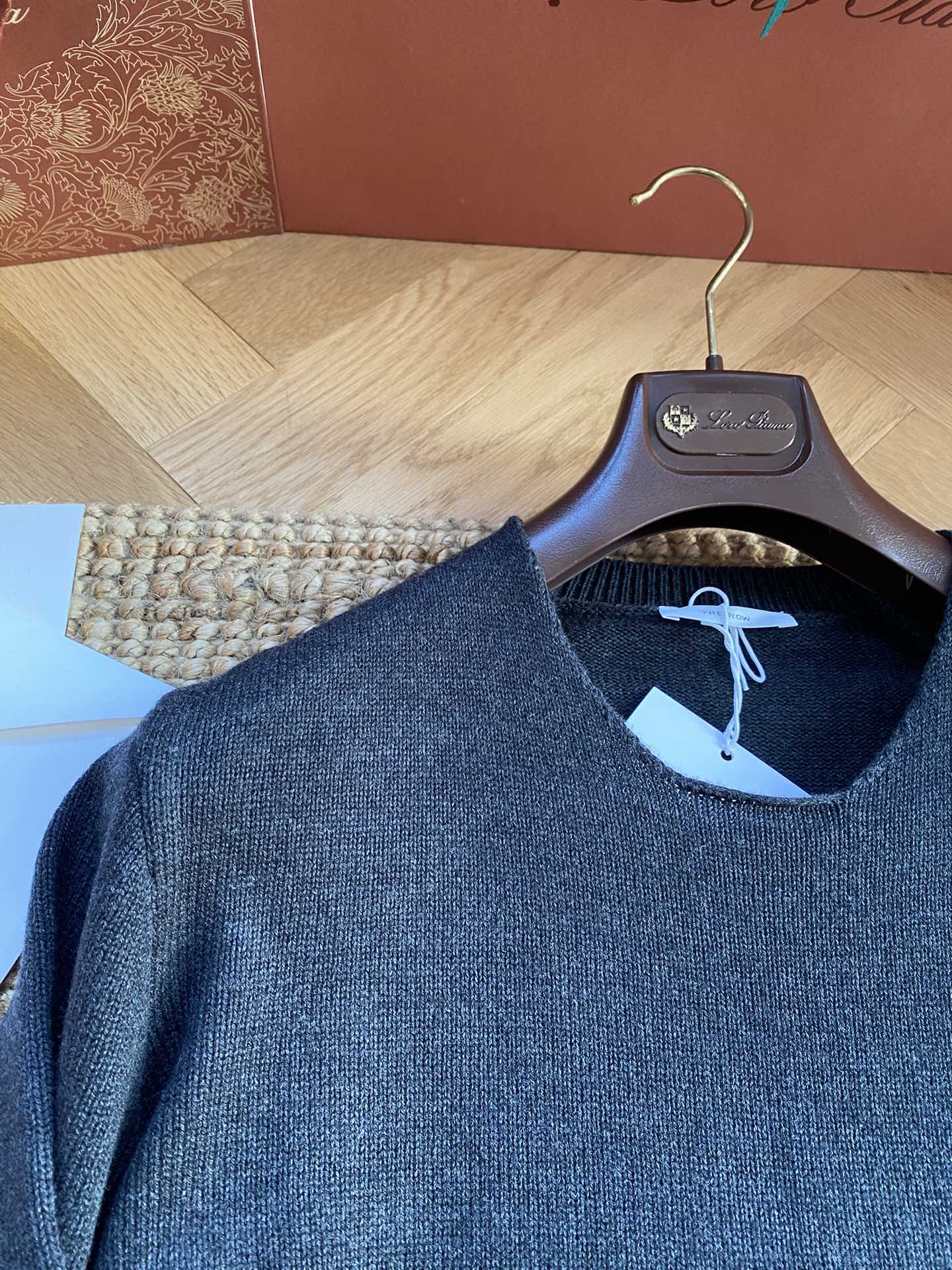 THE ROW Dunkelblauer Feinstrickpullover Zeitloser Minimalismus & Weicher Komfort