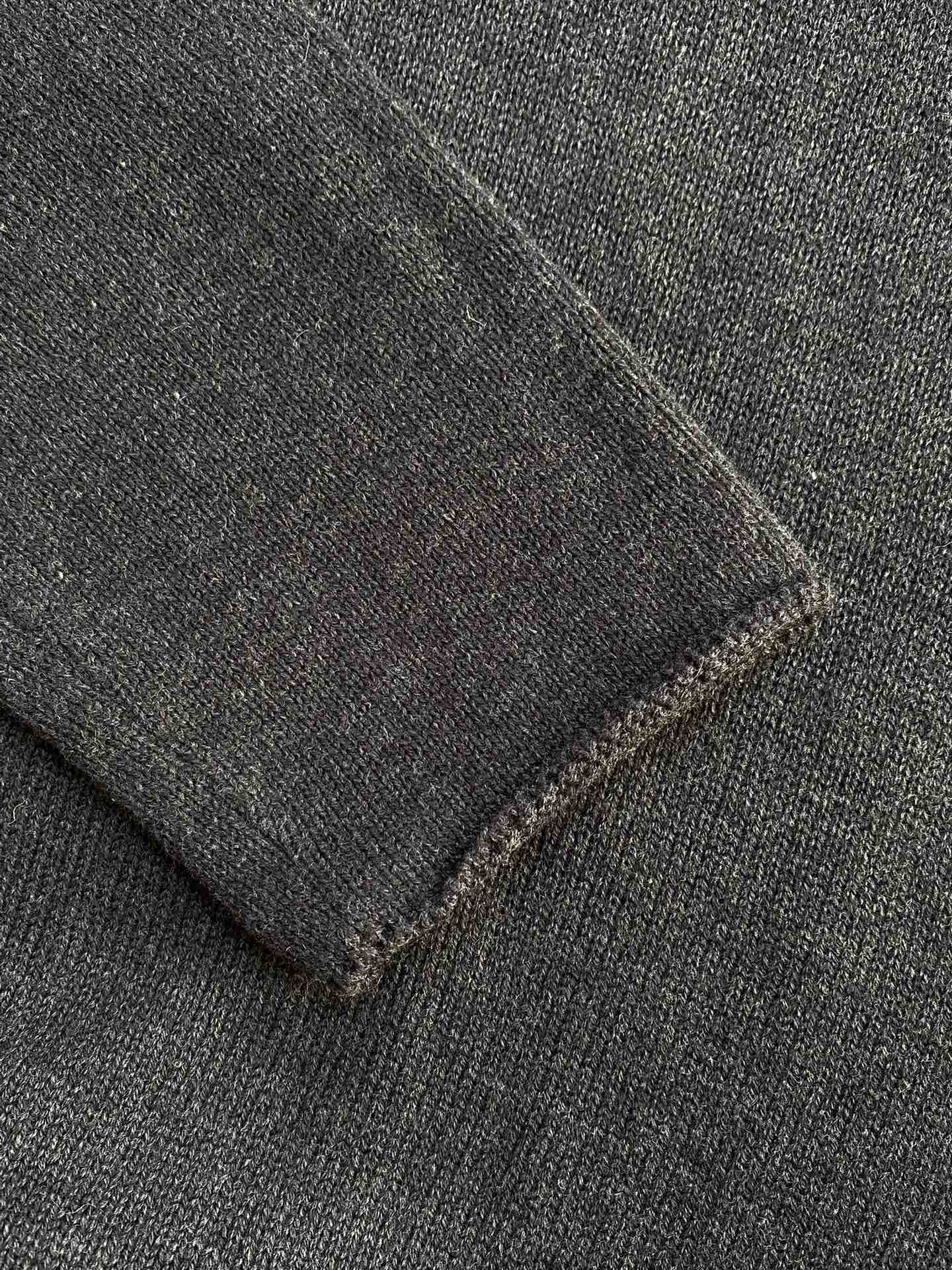 THE ROW Dunkelblauer Feinstrickpullover Zeitloser Minimalismus & Weicher Komfort