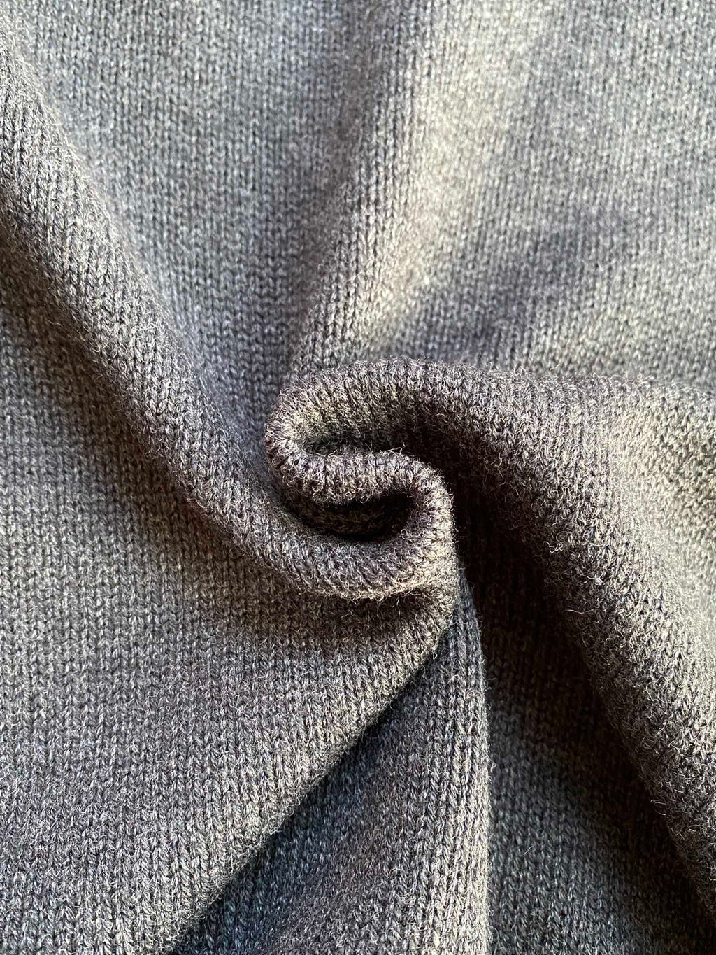 THE ROW Dunkelblauer Feinstrickpullover Zeitloser Minimalismus & Weicher Komfort