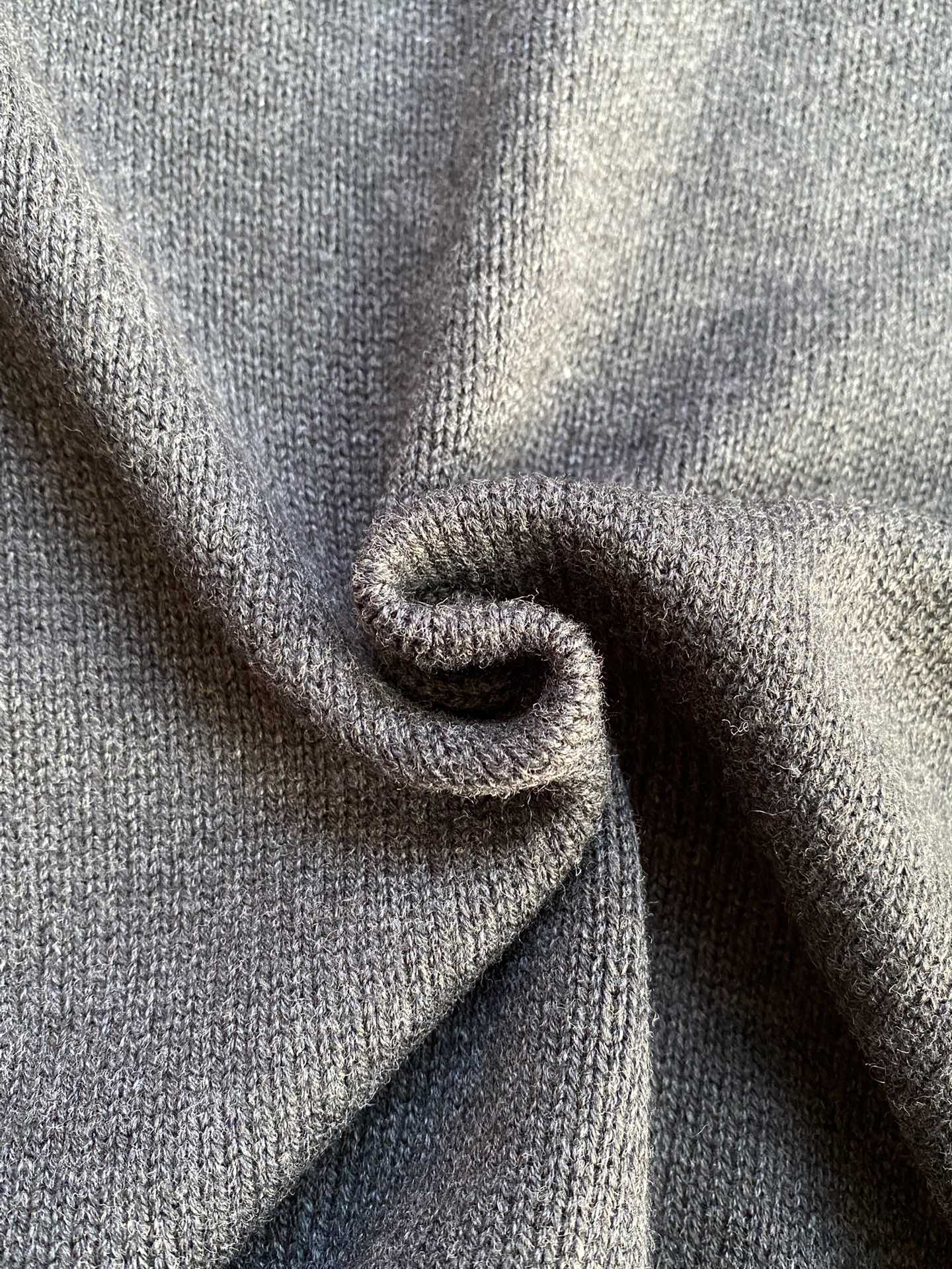 THE ROW Dunkelblauer Feinstrickpullover Zeitloser Minimalismus & Weicher Komfort