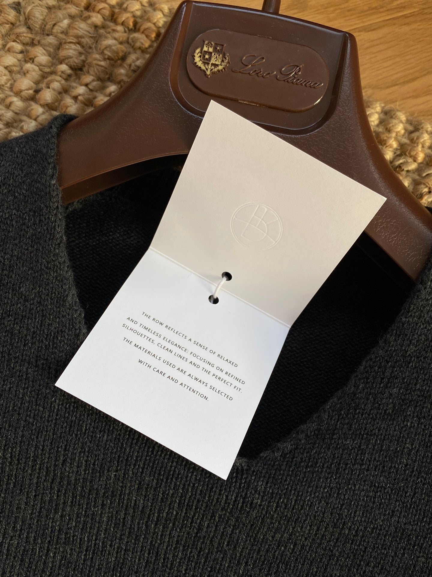 THE ROW Dunkelblauer Feinstrickpullover Zeitloser Minimalismus & Weicher Komfort