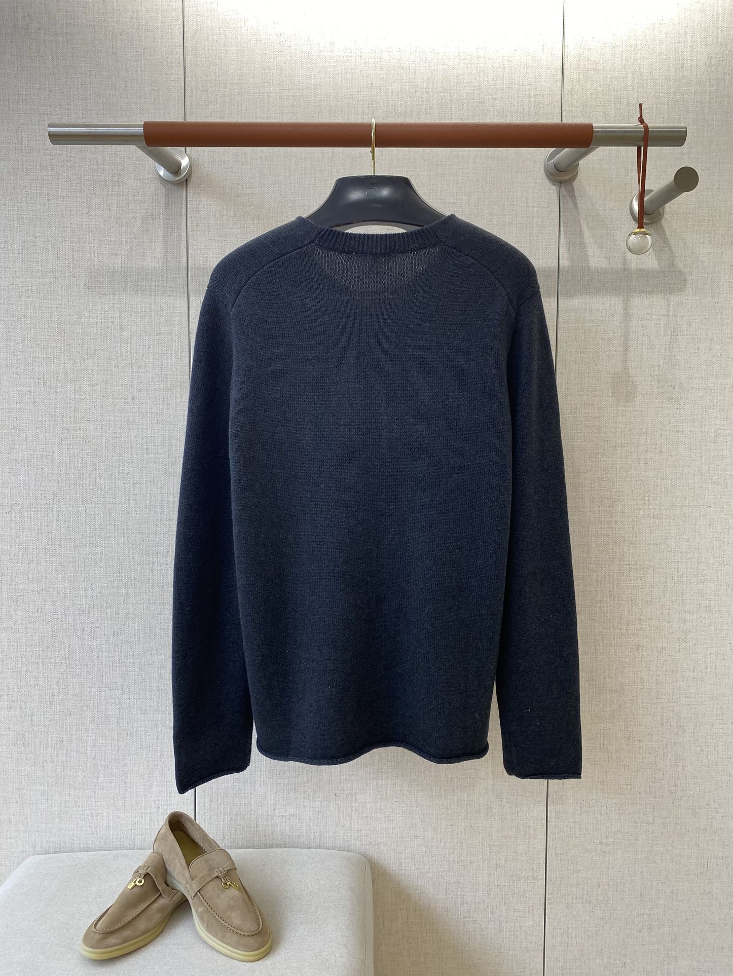 THE ROW Dunkelblauer Feinstrickpullover Zeitloser Minimalismus & Weicher Komfort