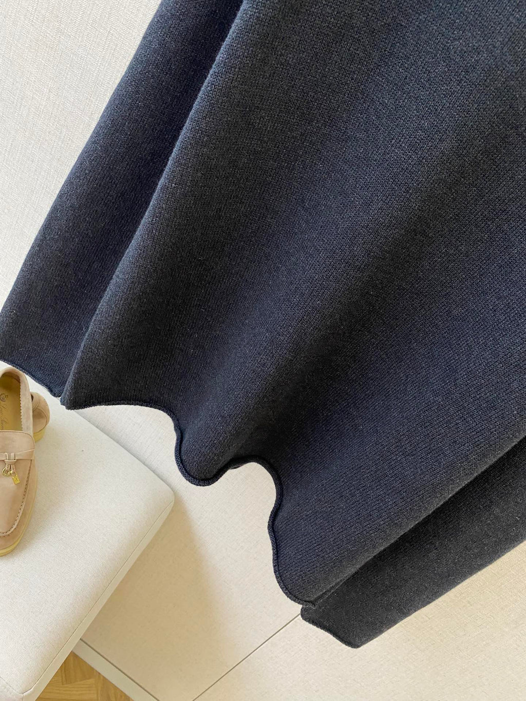 THE ROW Dunkelblauer Feinstrickpullover Zeitloser Minimalismus & Weicher Komfort