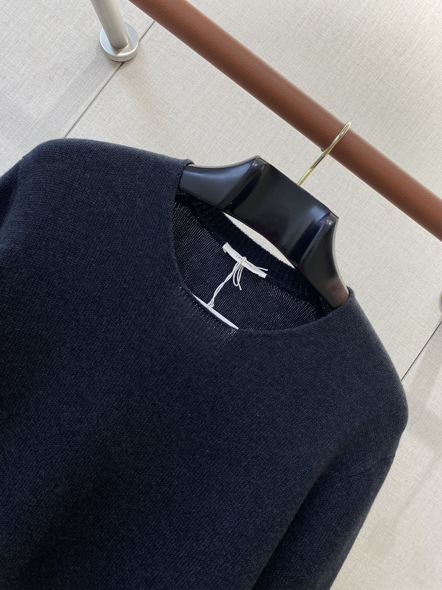 THE ROW Dunkelblauer Feinstrickpullover Zeitloser Minimalismus & Weicher Komfort