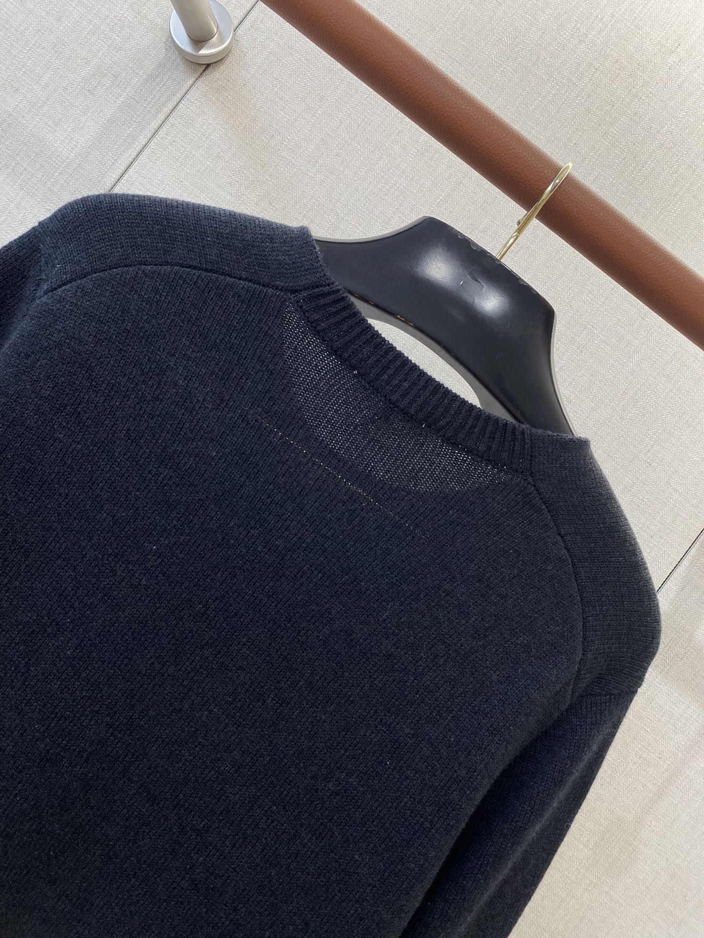 THE ROW Dunkelblauer Feinstrickpullover Zeitloser Minimalismus & Weicher Komfort