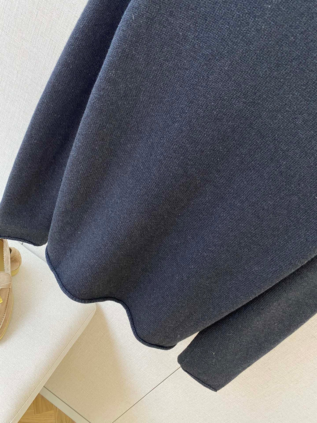 THE ROW Dunkelblauer Feinstrickpullover Zeitloser Minimalismus & Weicher Komfort