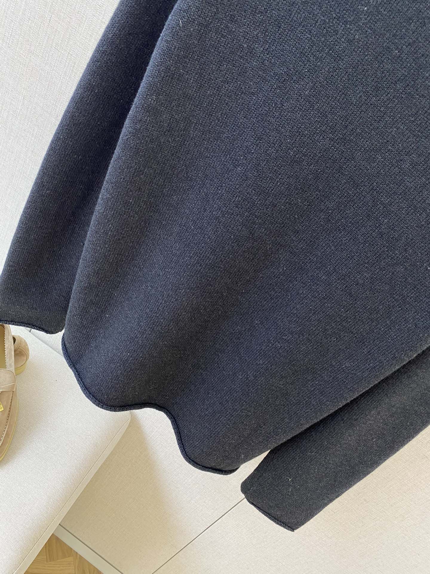 THE ROW Dunkelblauer Feinstrickpullover Zeitloser Minimalismus & Weicher Komfort