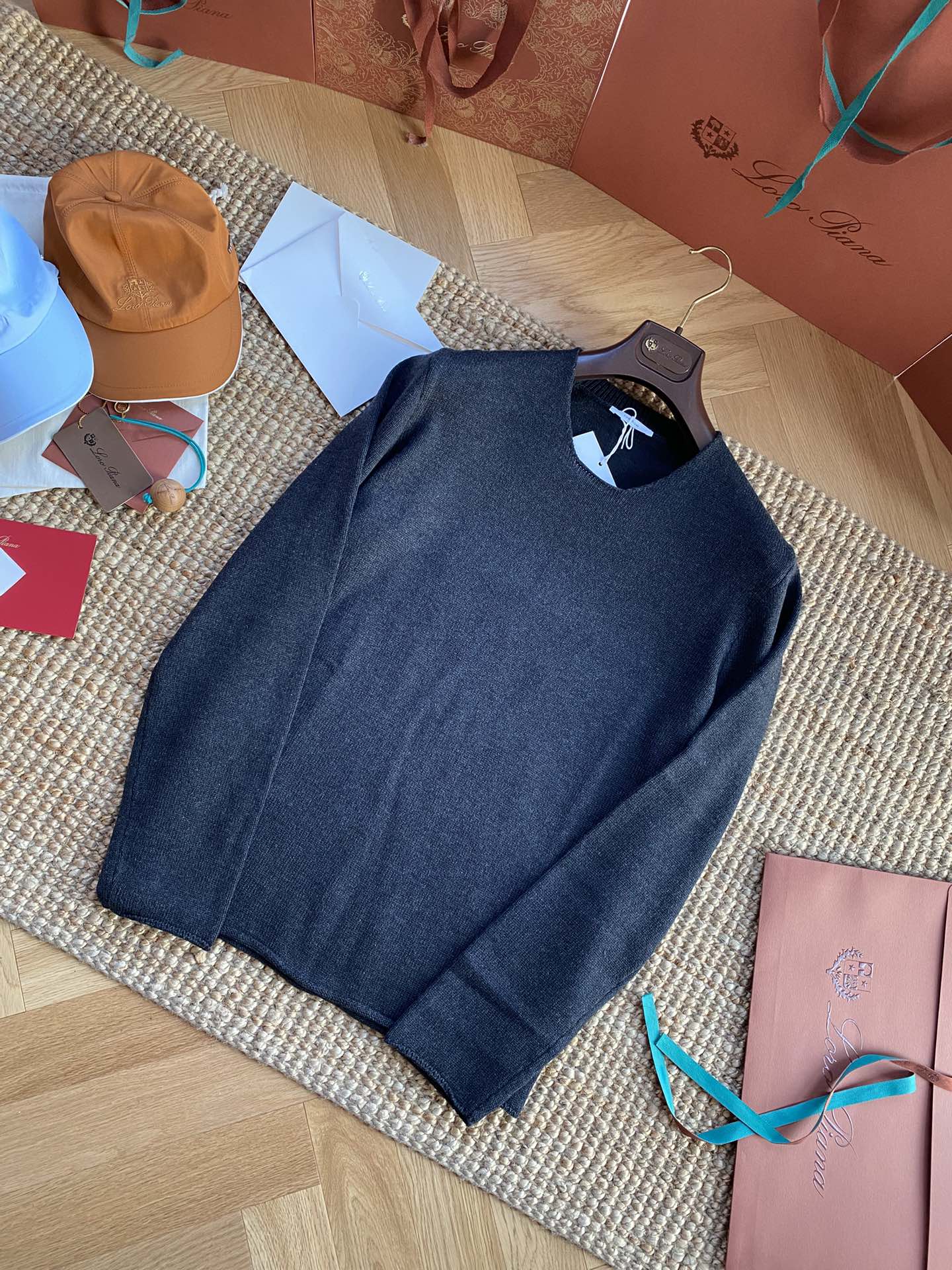 THE ROW Dunkelblauer Feinstrickpullover Zeitloser Minimalismus & Weicher Komfort