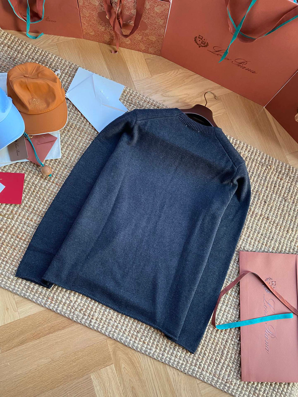 THE ROW Dunkelblauer Feinstrickpullover Zeitloser Minimalismus & Weicher Komfort