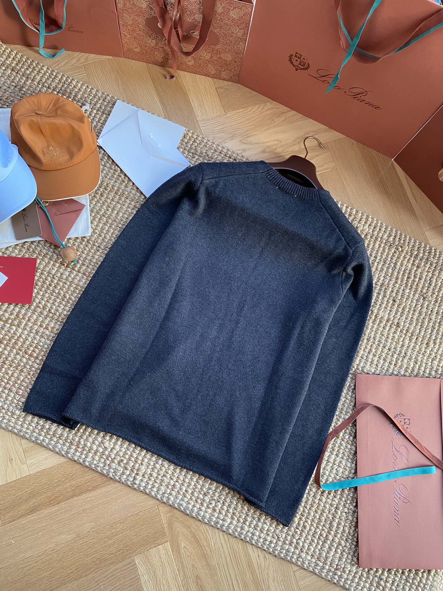 THE ROW Dunkelblauer Feinstrickpullover Zeitloser Minimalismus & Weicher Komfort