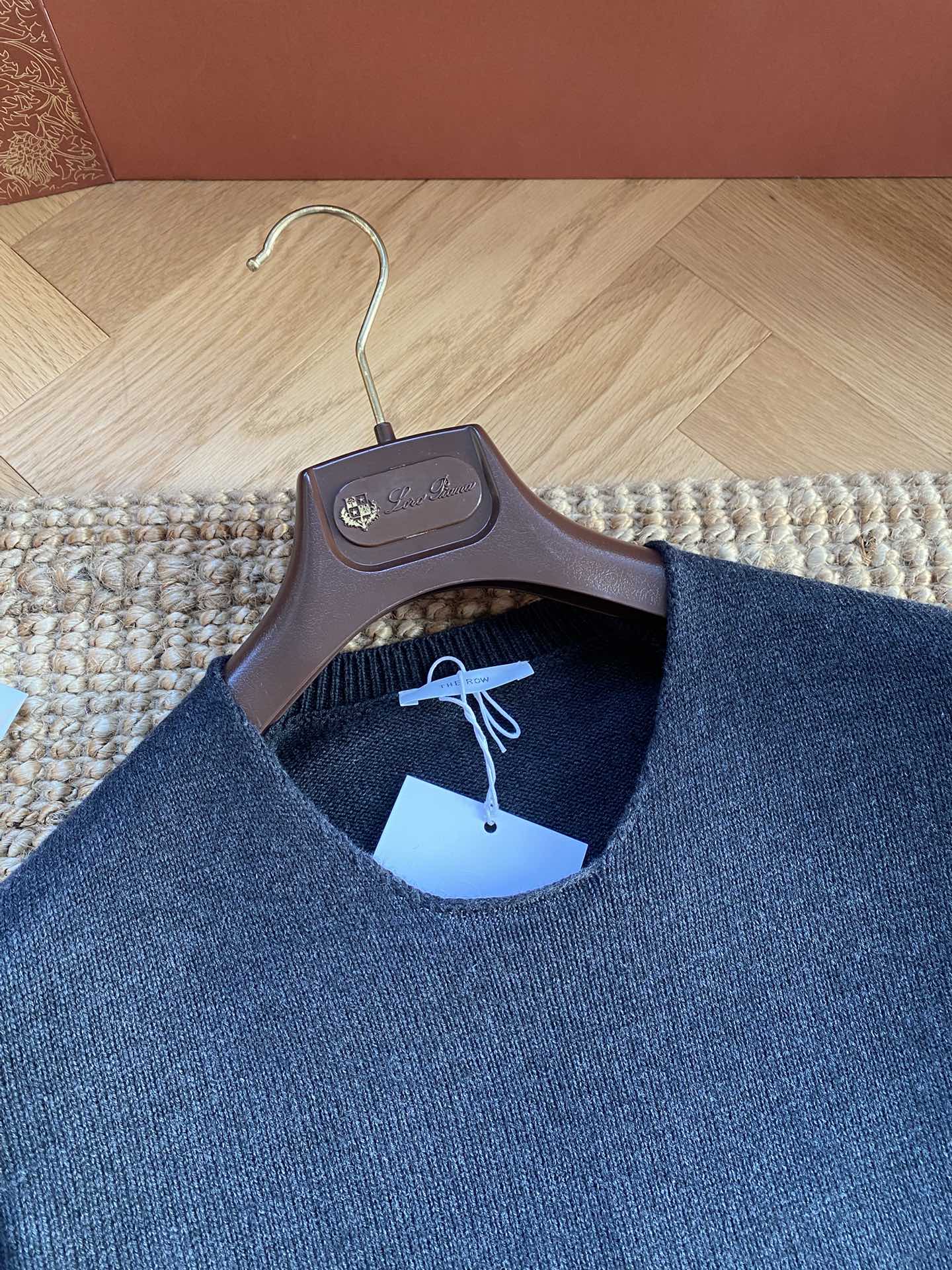 THE ROW Dunkelblauer Feinstrickpullover Zeitloser Minimalismus & Weicher Komfort