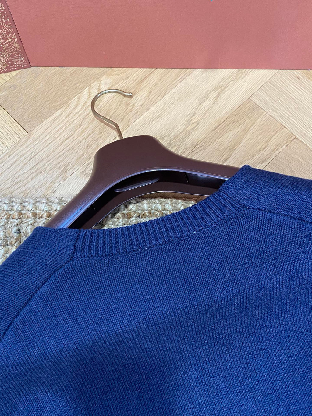 THE ROW Dunkelblauer Strickpullover Minimalistischer Luxus & Zeitlose Eleganz