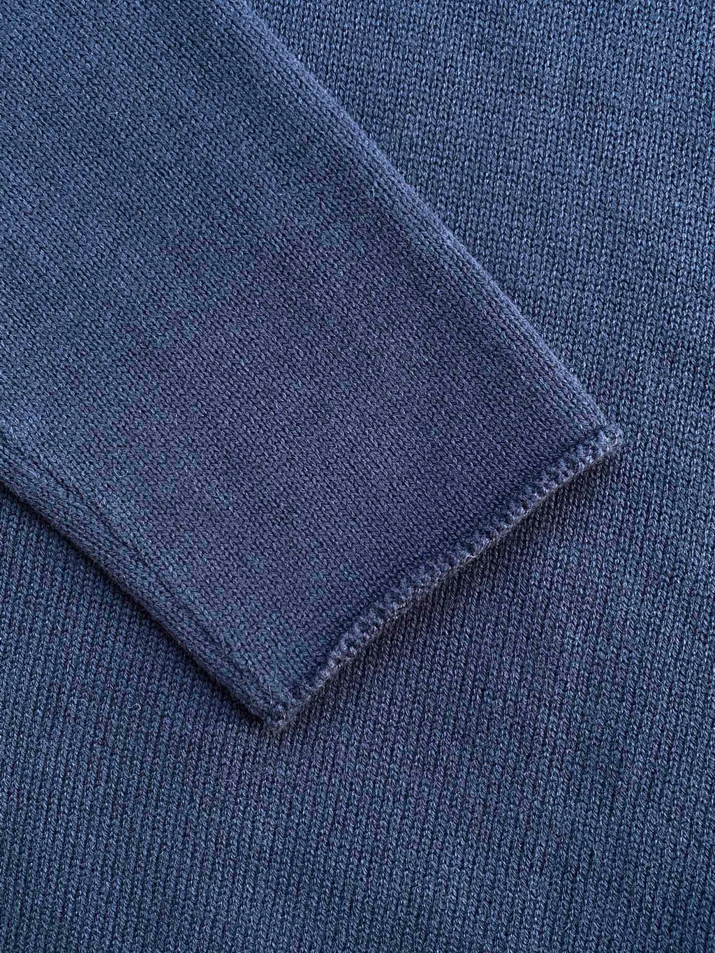 THE ROW Dunkelblauer Strickpullover Minimalistischer Luxus & Zeitlose Eleganz