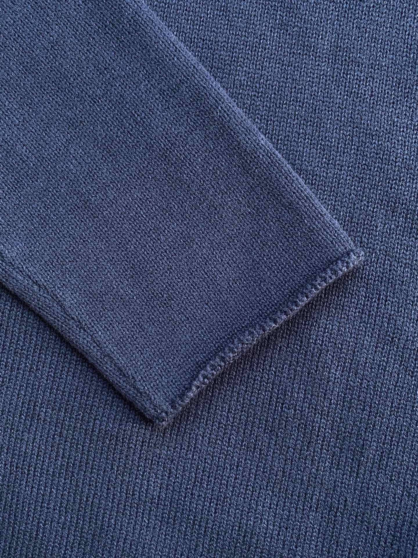 THE ROW Dunkelblauer Strickpullover Minimalistischer Luxus & Zeitlose Eleganz