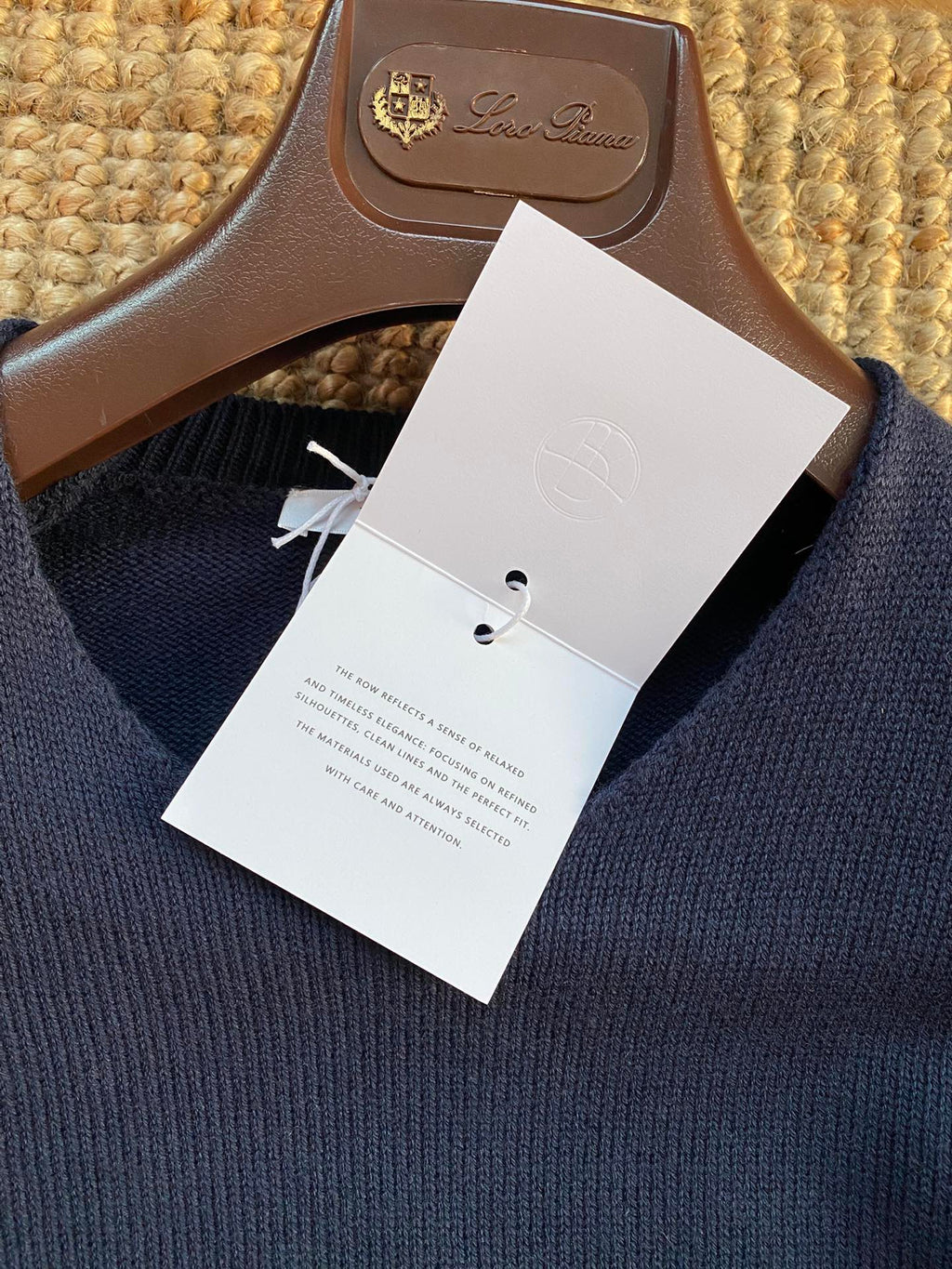 THE ROW Dunkelblauer Strickpullover Minimalistischer Luxus & Zeitlose Eleganz