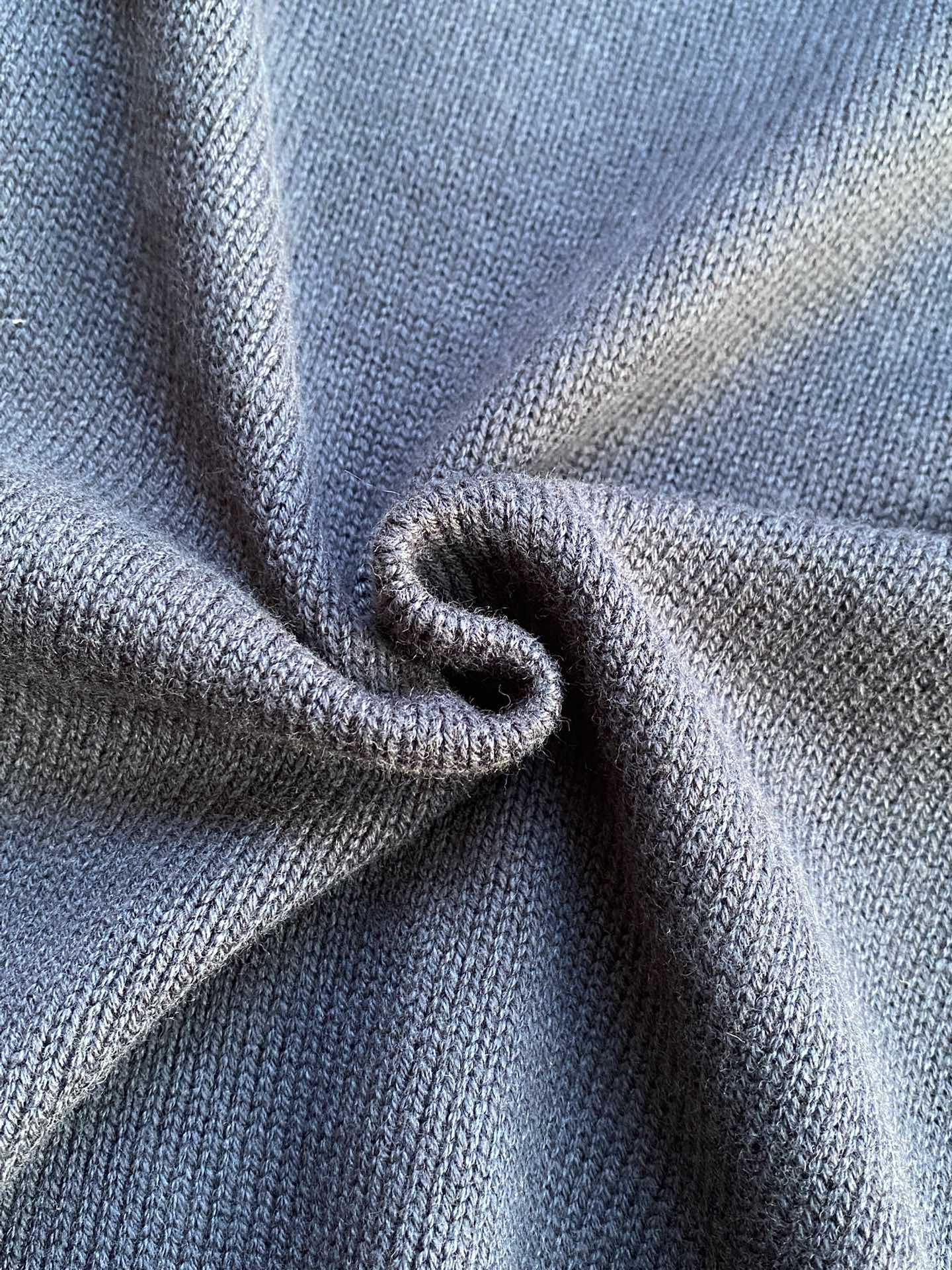 THE ROW Dunkelblauer Strickpullover Minimalistischer Luxus & Zeitlose Eleganz