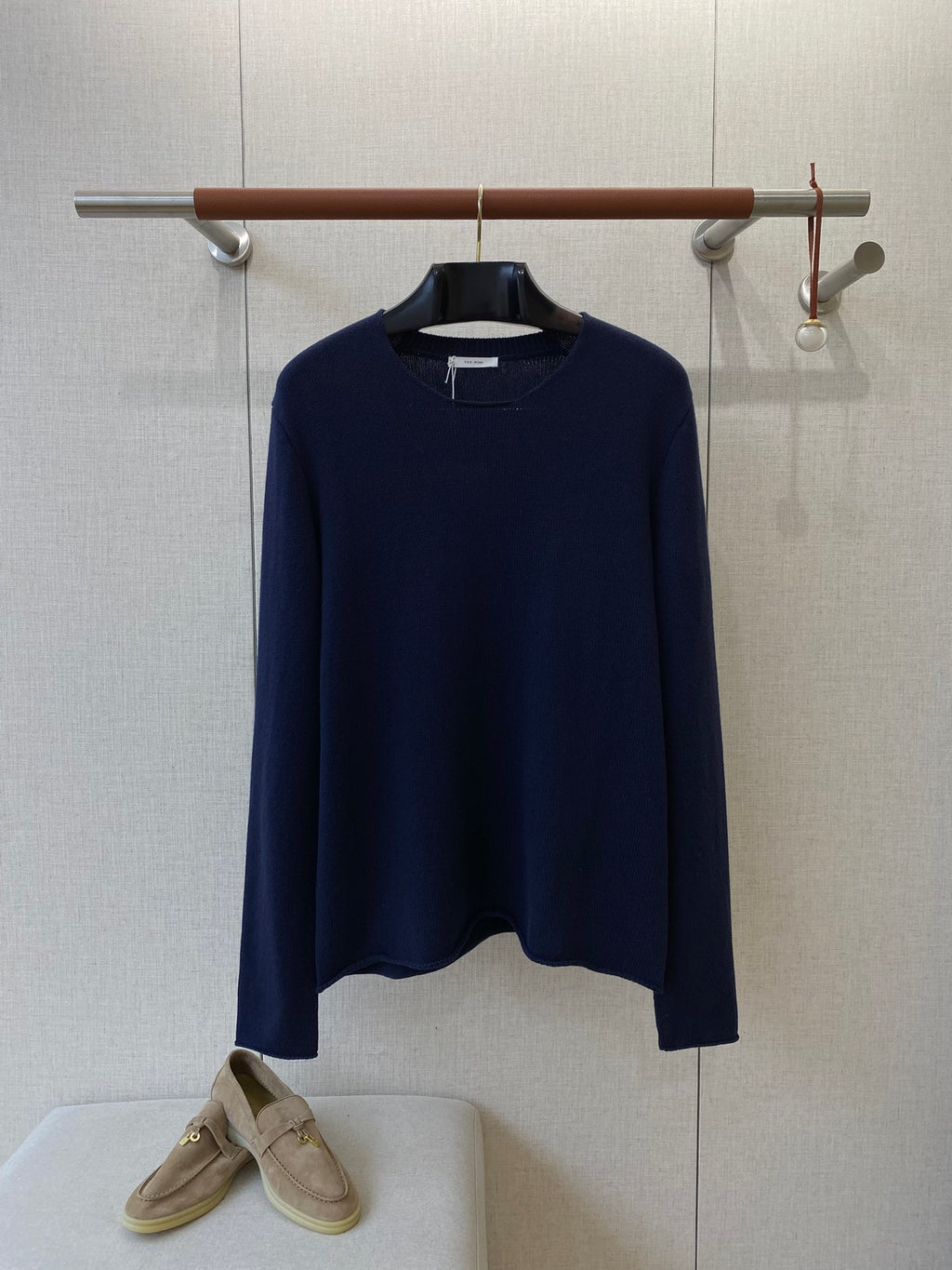 THE ROW Dunkelblauer Strickpullover Minimalistischer Luxus & Zeitlose Eleganz