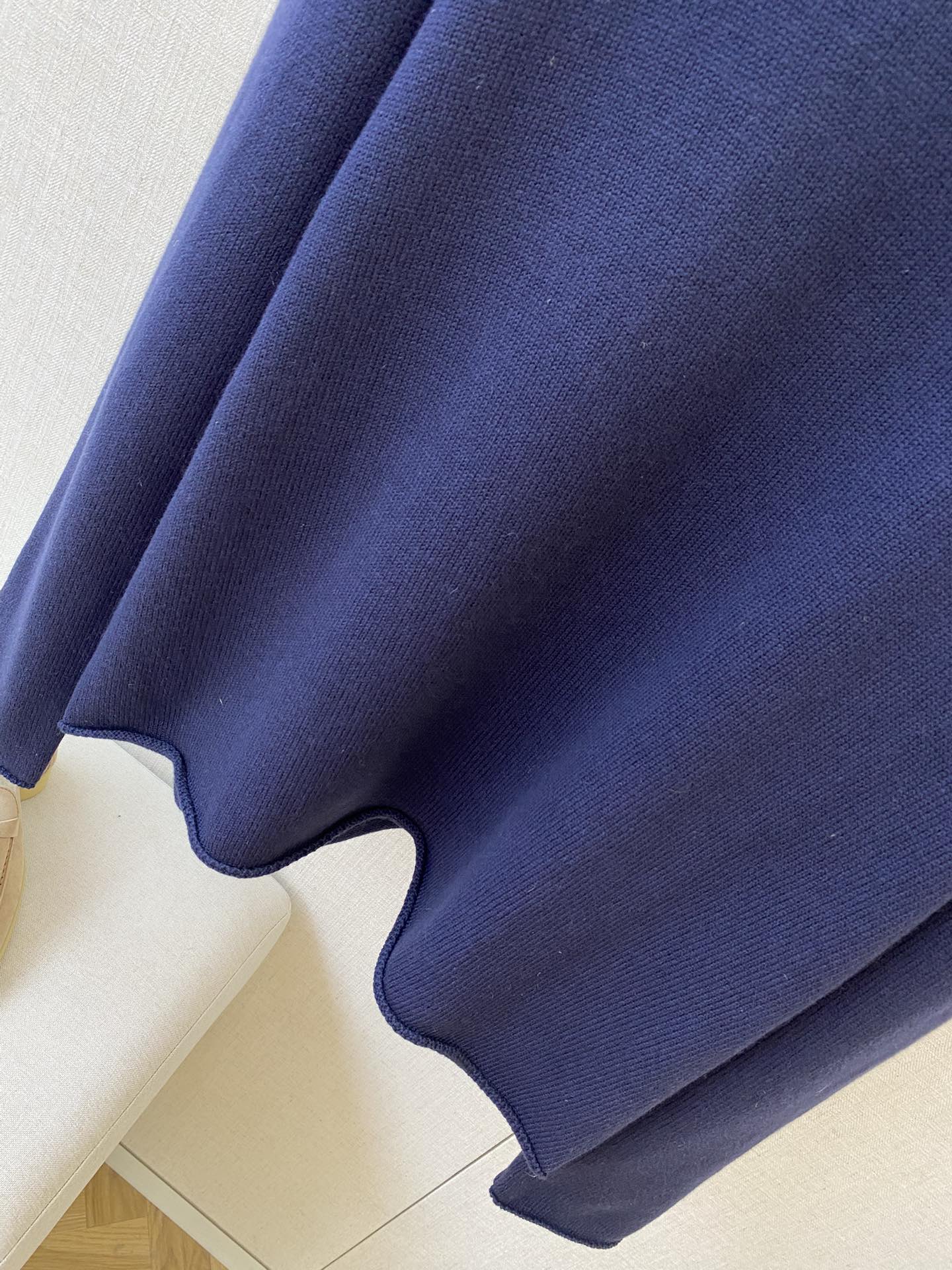 THE ROW Dunkelblauer Strickpullover Minimalistischer Luxus & Zeitlose Eleganz