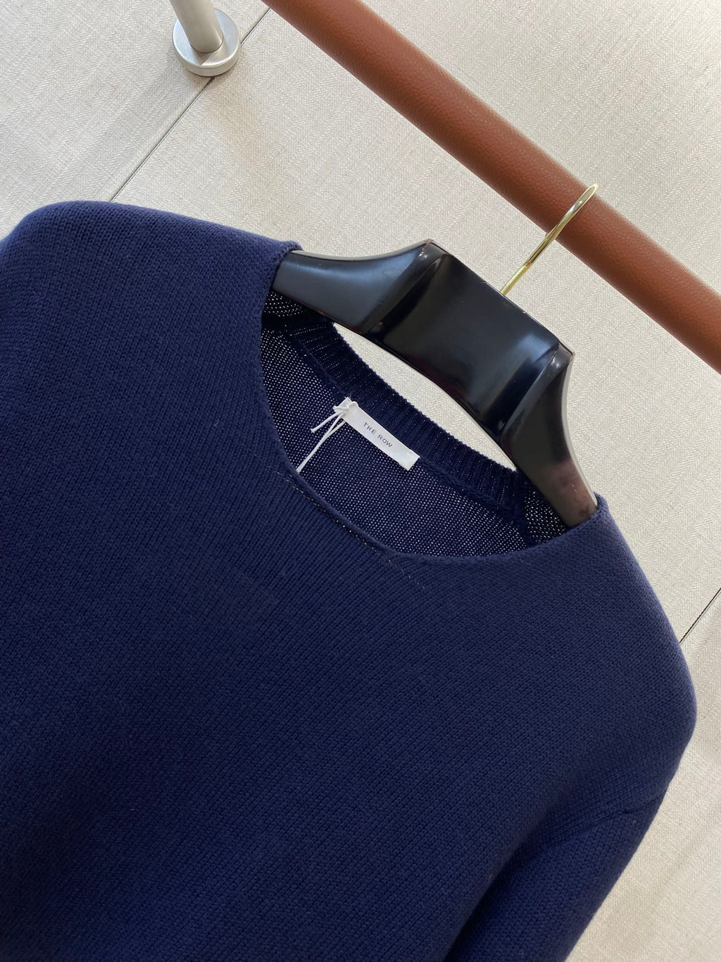 THE ROW Dunkelblauer Strickpullover Minimalistischer Luxus & Zeitlose Eleganz