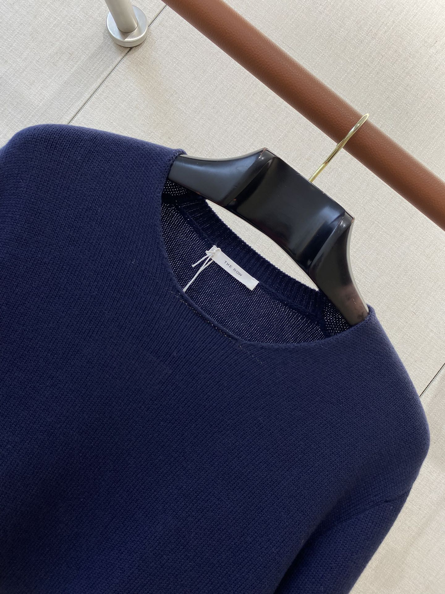 THE ROW Dunkelblauer Strickpullover Minimalistischer Luxus & Zeitlose Eleganz