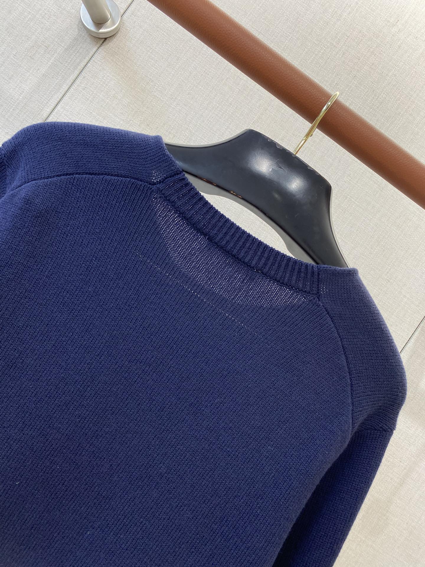 THE ROW Dunkelblauer Strickpullover Minimalistischer Luxus & Zeitlose Eleganz