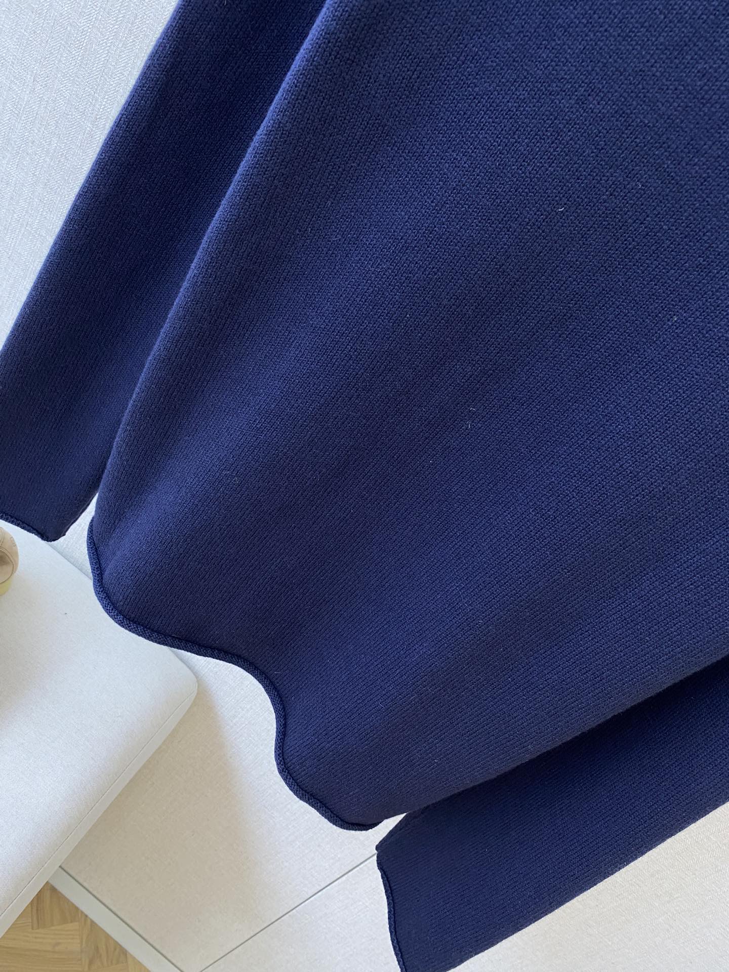 THE ROW Dunkelblauer Strickpullover Minimalistischer Luxus & Zeitlose Eleganz