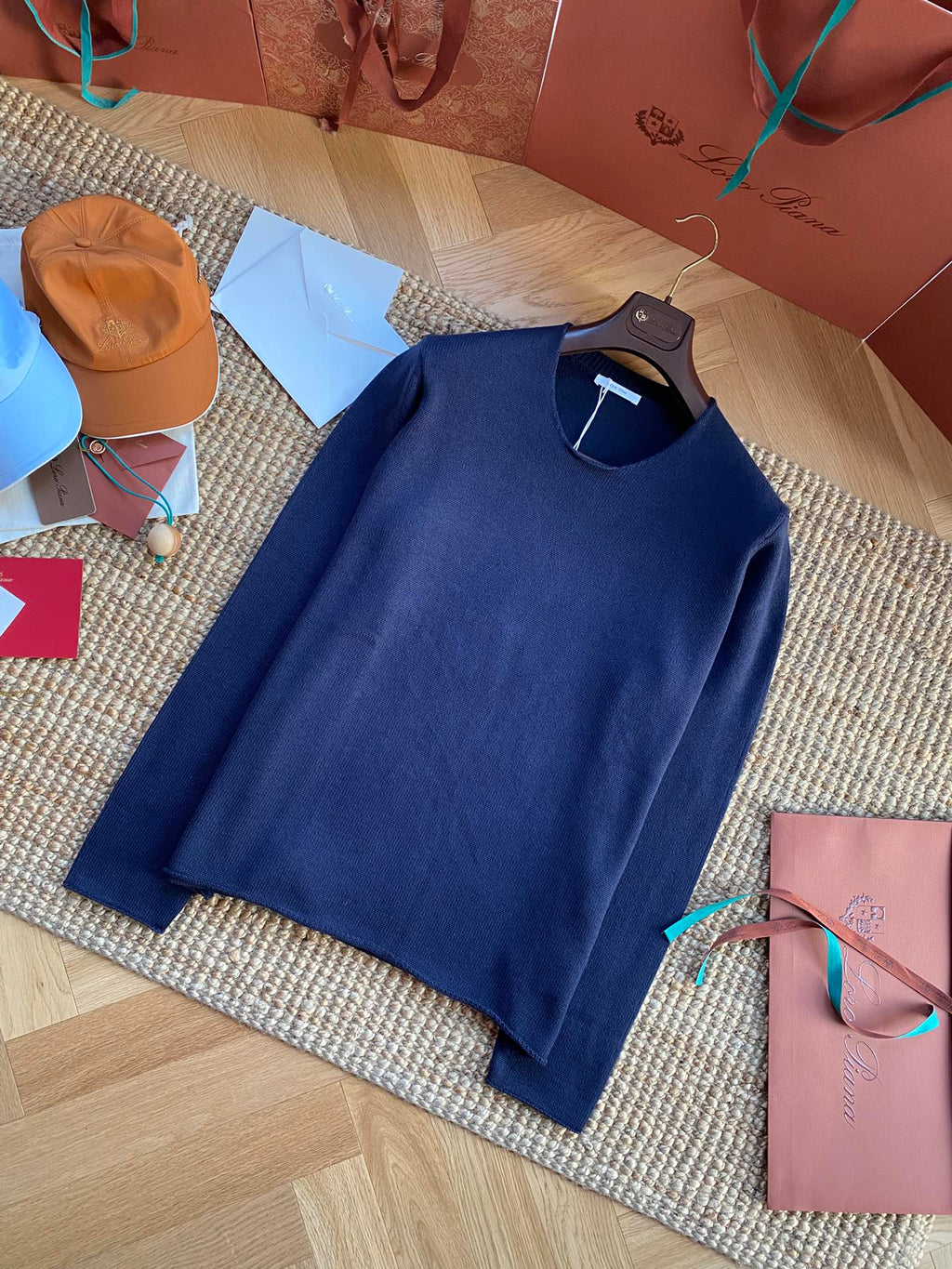 THE ROW Dunkelblauer Strickpullover Minimalistischer Luxus & Zeitlose Eleganz