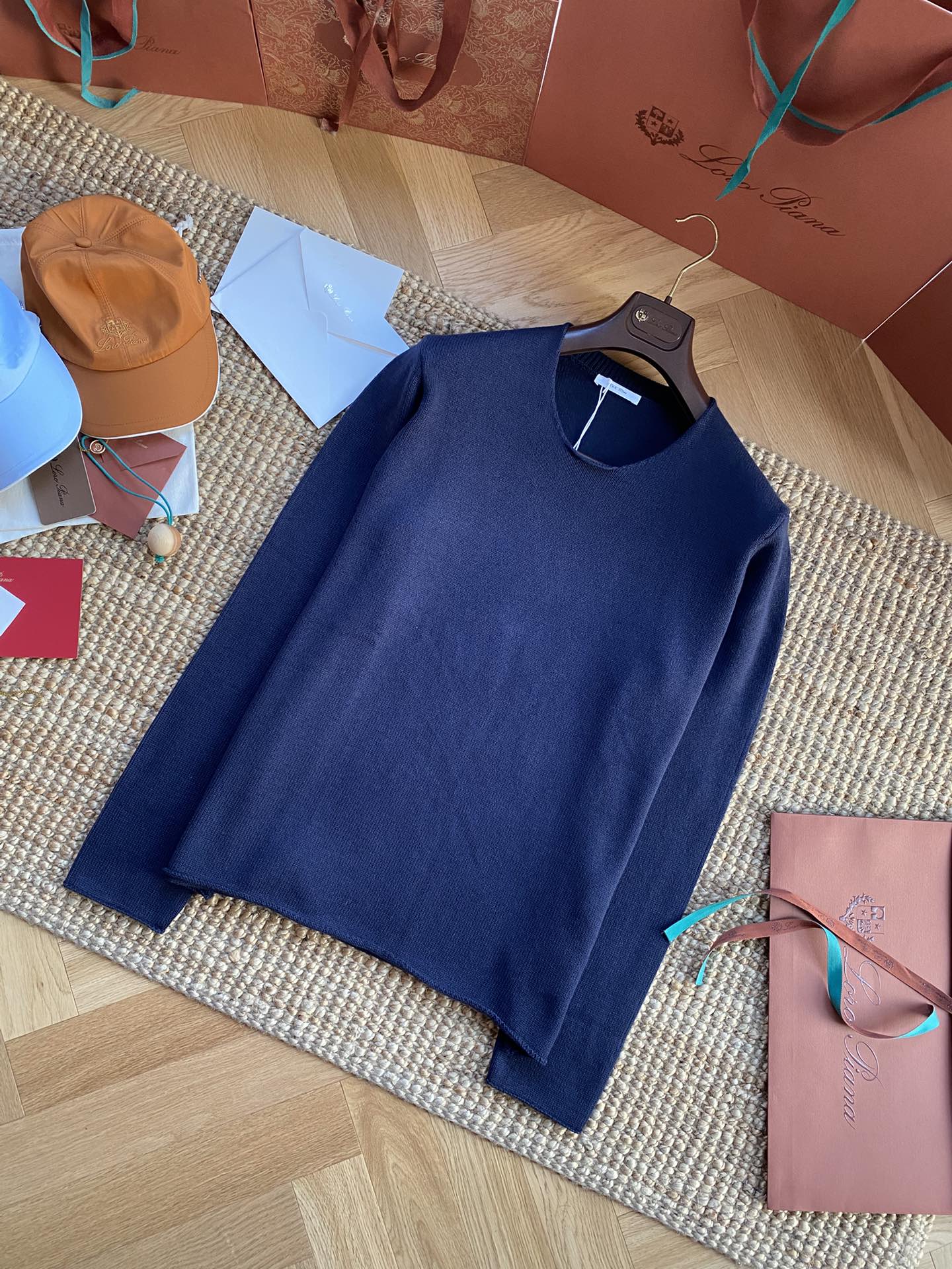 THE ROW Dunkelblauer Strickpullover Minimalistischer Luxus & Zeitlose Eleganz