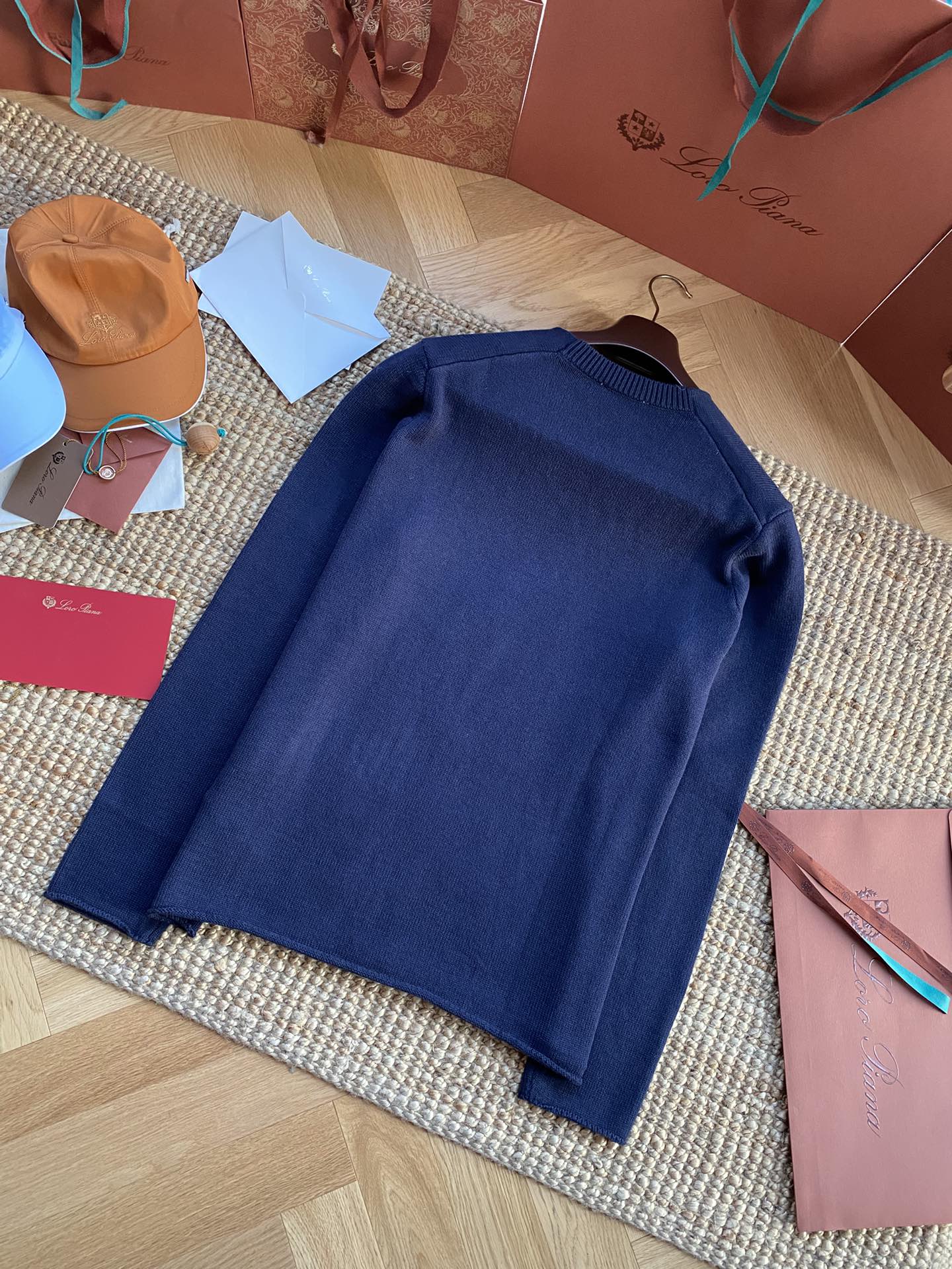 THE ROW Dunkelblauer Strickpullover Minimalistischer Luxus & Zeitlose Eleganz